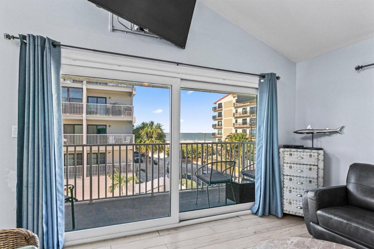 Beachside I Stunning Views Walk Everywhere Apartment