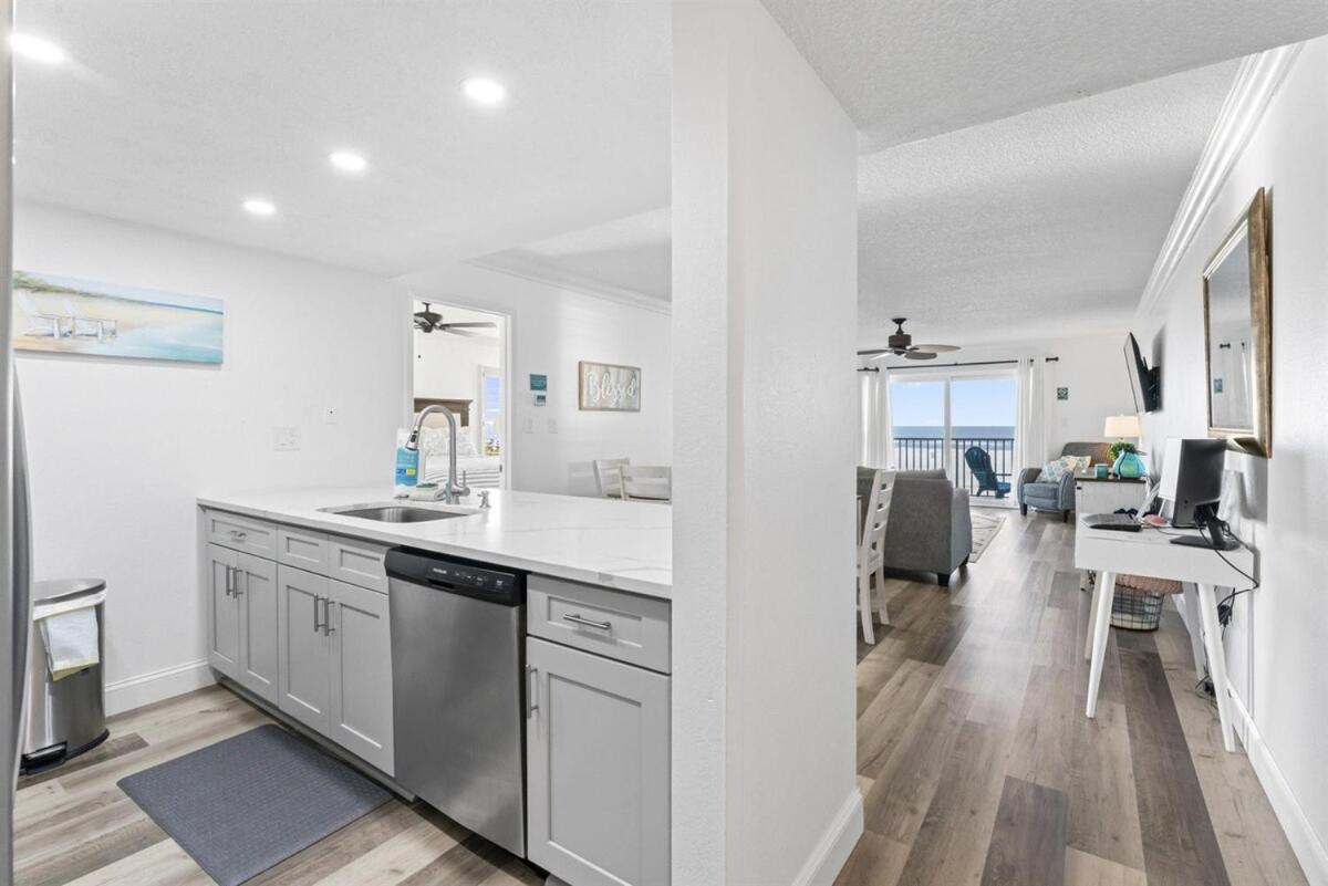 Apartment Beachfront 3-bed I Location! Stunning Sunsets *