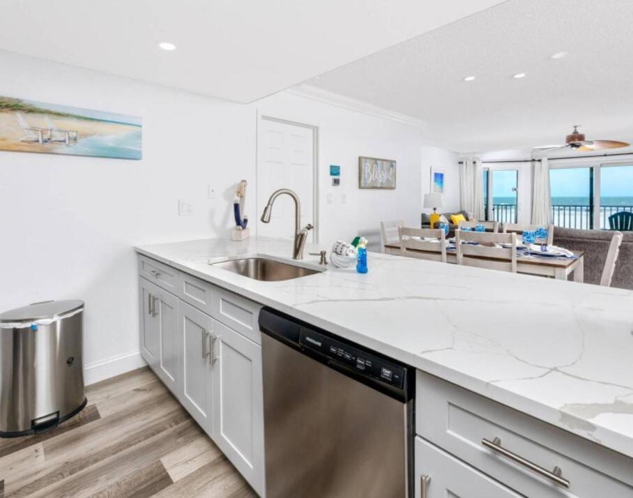 Beachfront 3-bed I Location! Stunning Sunsets