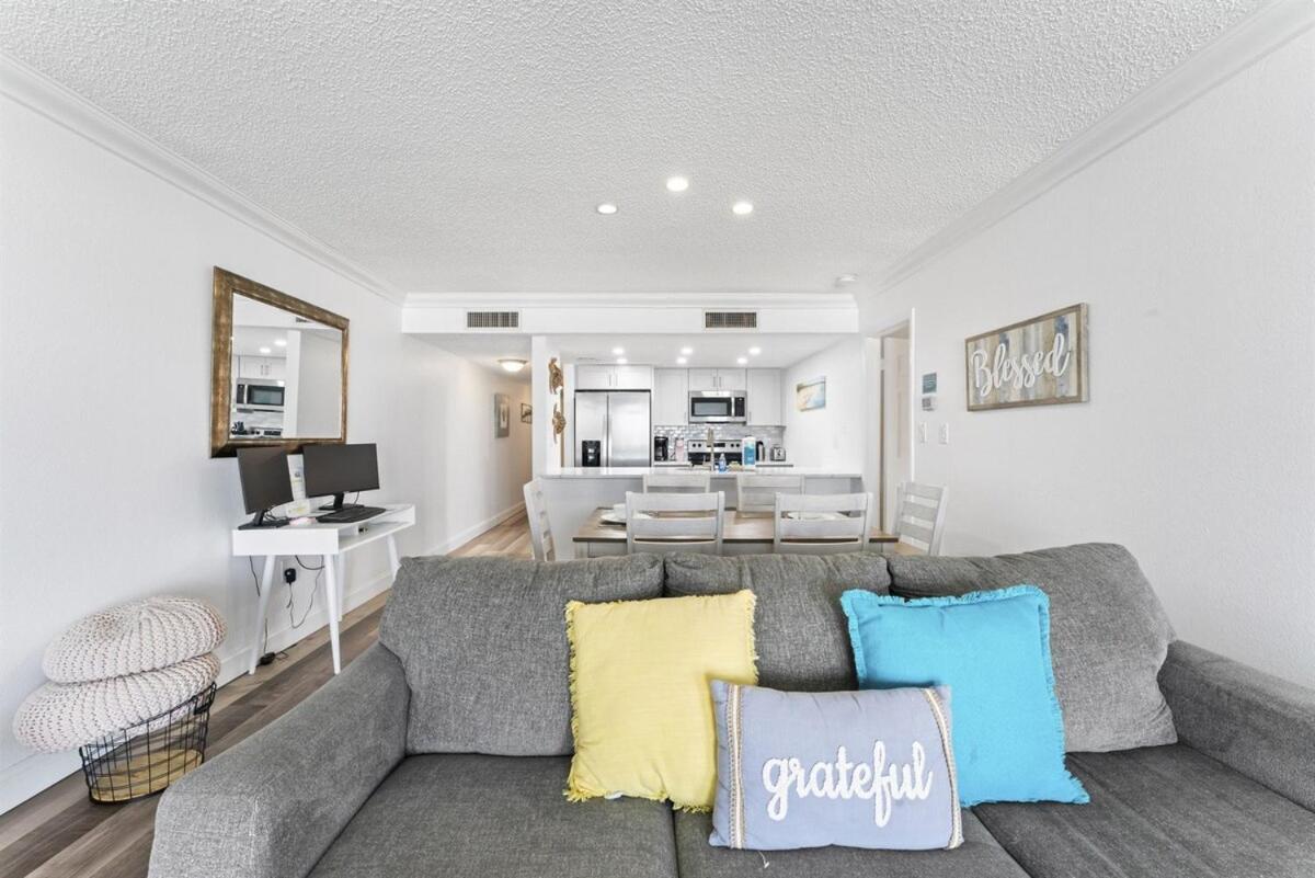 Beachfront 3-bed I Location! Stunning Sunsets *