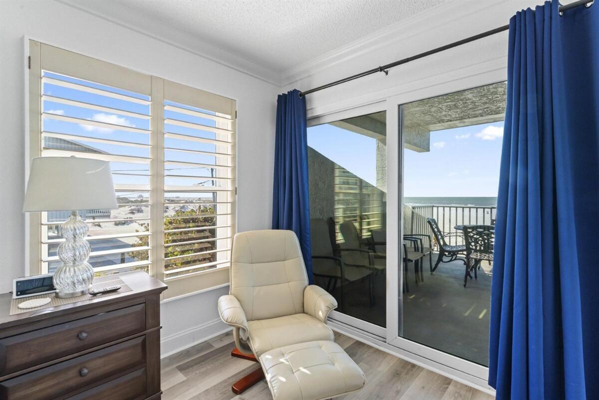 Apartment Beachfront 3-bed I Location! Stunning Sunsets