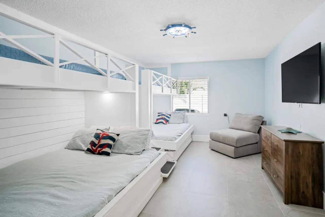 Waterfront Pool Walk To Golf Cart Sleeps 12