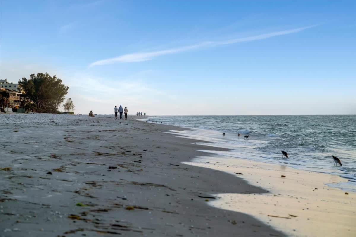 Apartment Stones Throw Beachfront Family #3 Views *