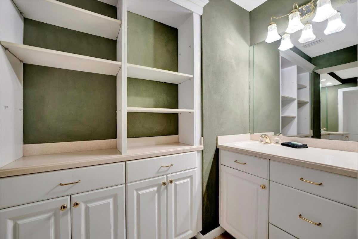 Stones Throw Beachfront Family #3 Views *