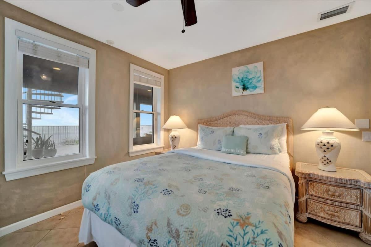 Stones Throw Beachfront Family #3 Views Apartment *