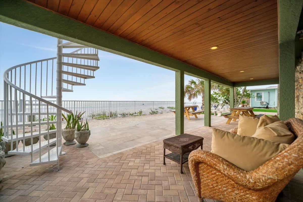Stones Throw Beachfront Family #3 Views Apartment *