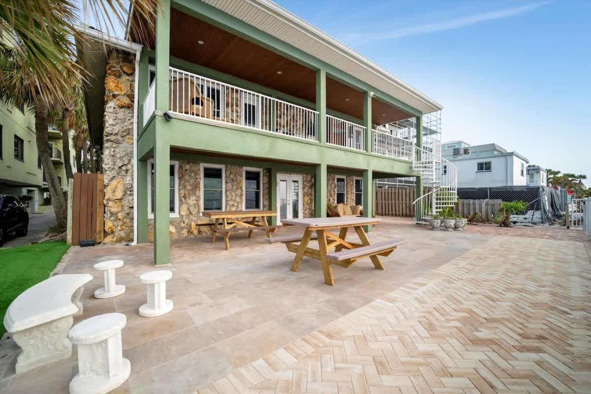 Apartment Stones Throw Beachfront Family #3 Views *