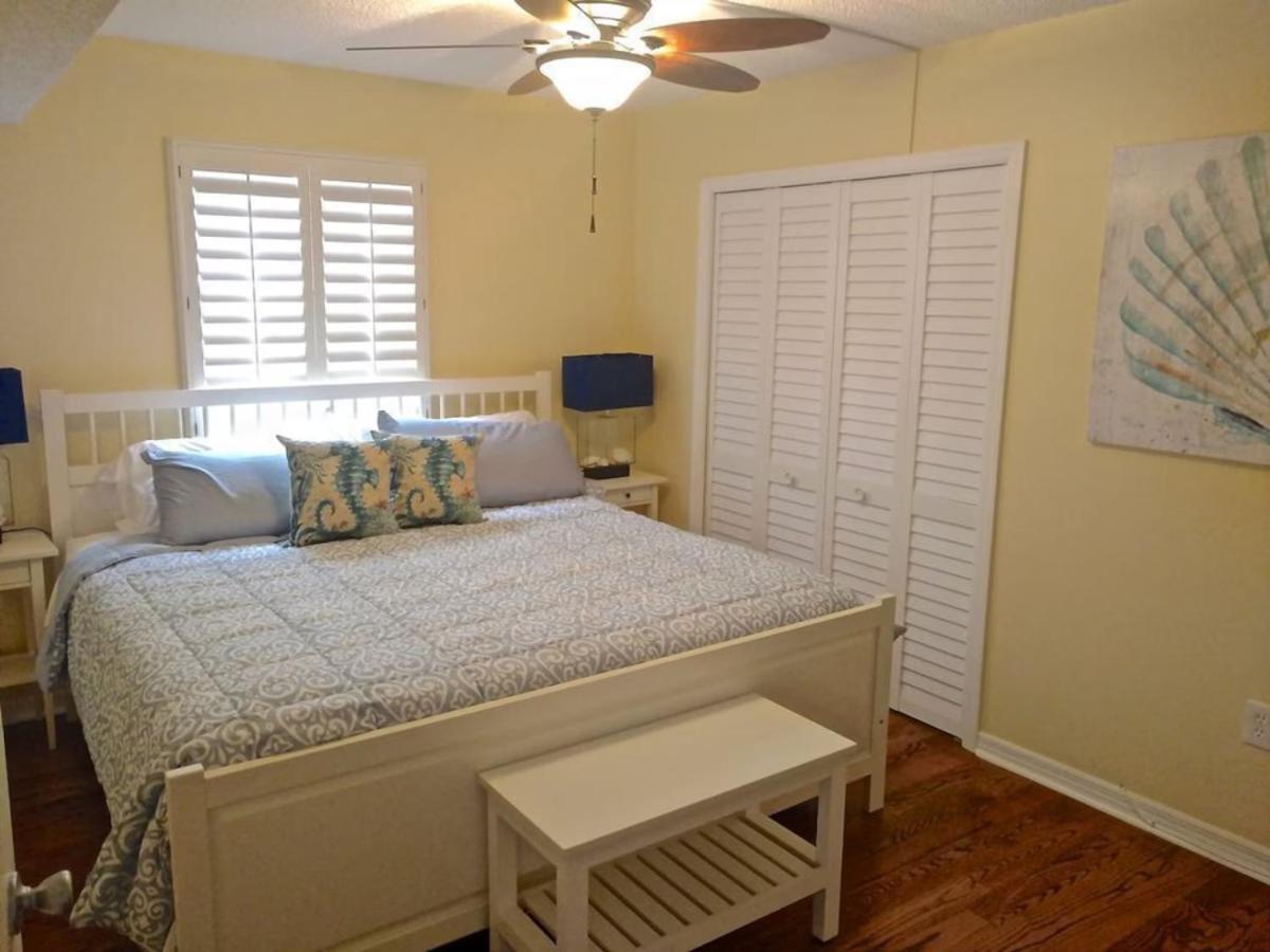Blue Haven - Waterfront, Heated Pool, Bay Apartment