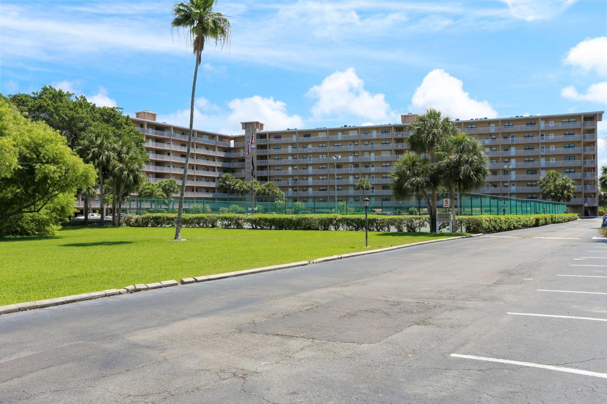 Bayshore Yacht & Tennis 806 *