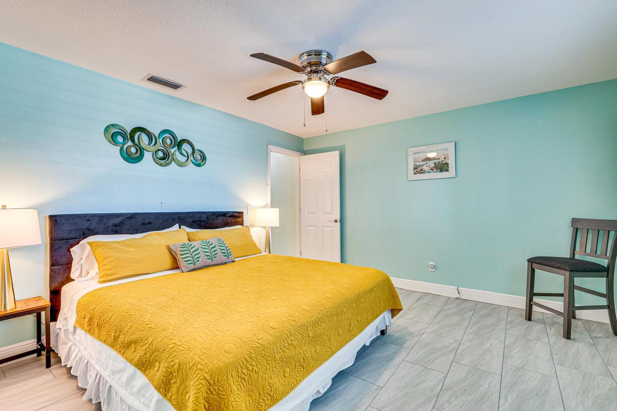 Waterfront Getaway With Pool And Dock - Walk To Beach! Holiday home Clearwater Beach