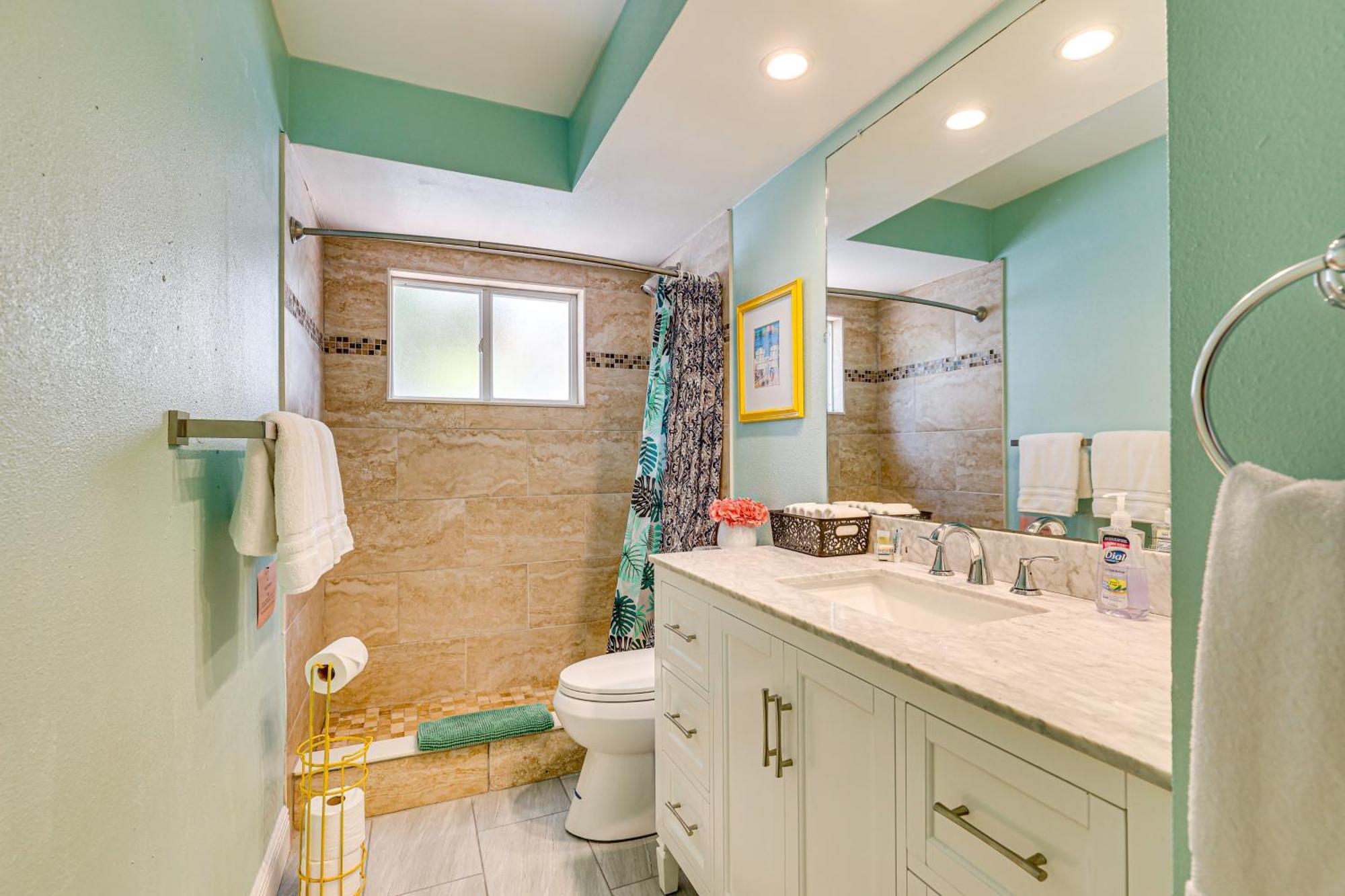 Waterfront Getaway With Pool And Dock - Walk To Beach! *