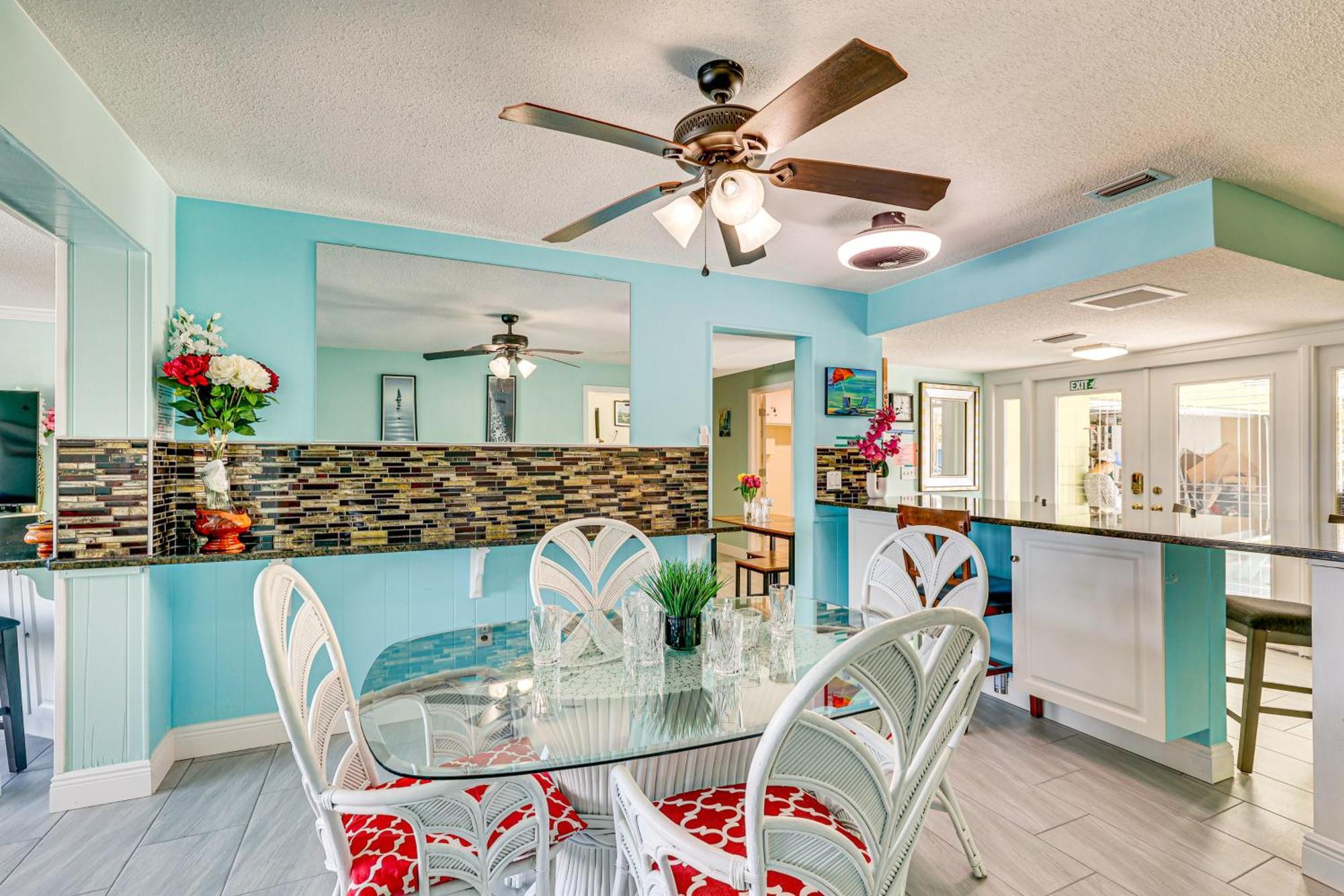Waterfront Getaway With Pool And Dock - Walk To Beach! * Clearwater Beach