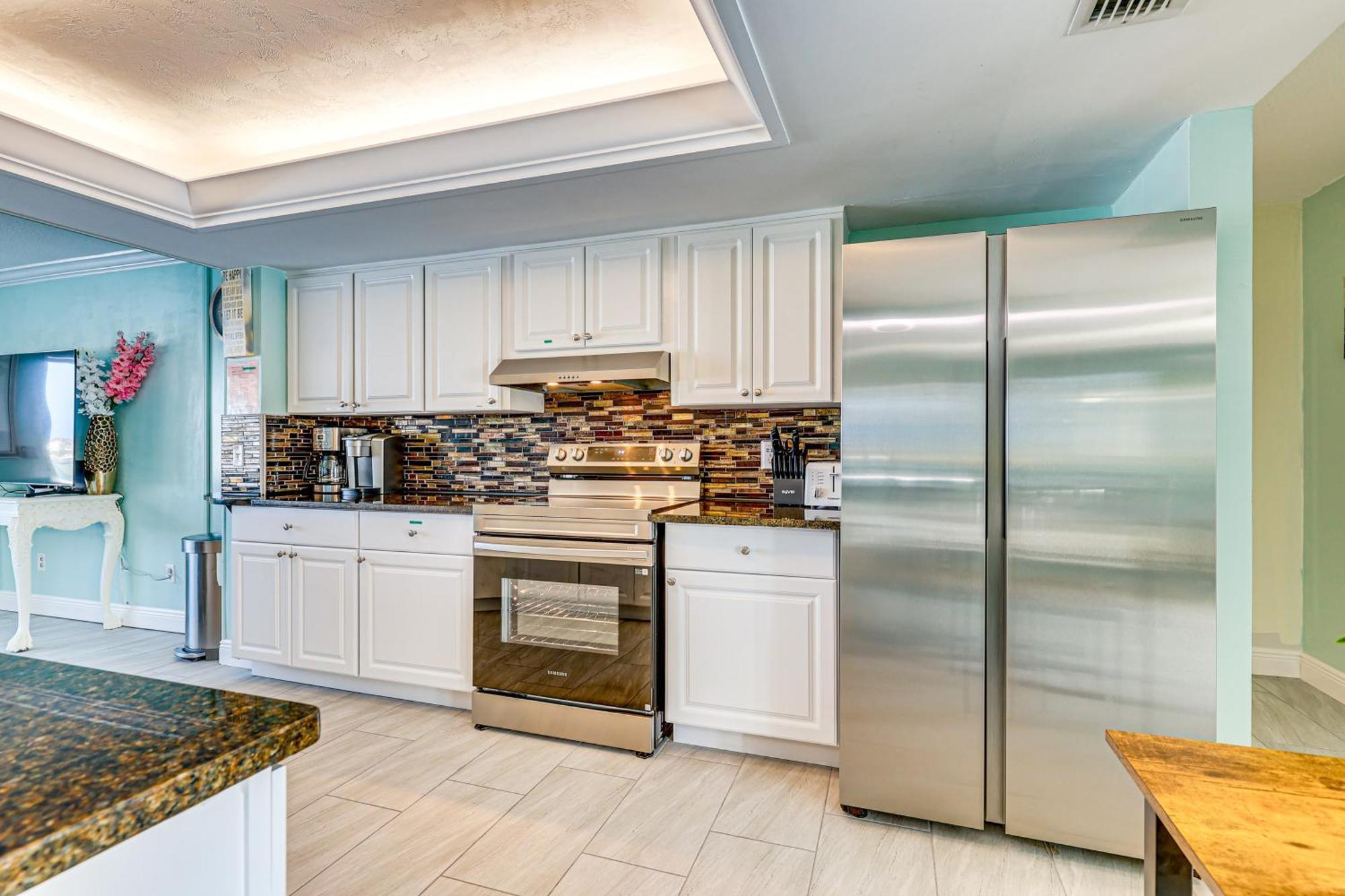 Waterfront Getaway With Pool And Dock - Walk To Beach! Clearwater Beach