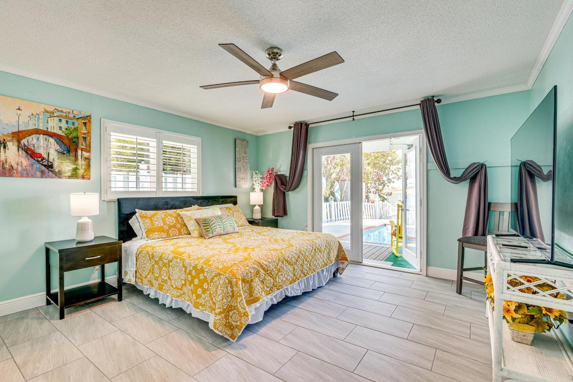 Waterfront Getaway With Pool And Dock - Walk To Beach! Clearwater Beach