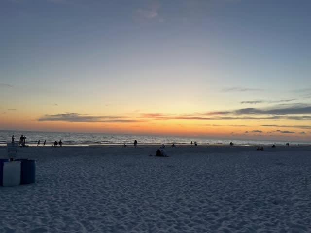 Oceanfront Sleeps 6 Walk To Pool