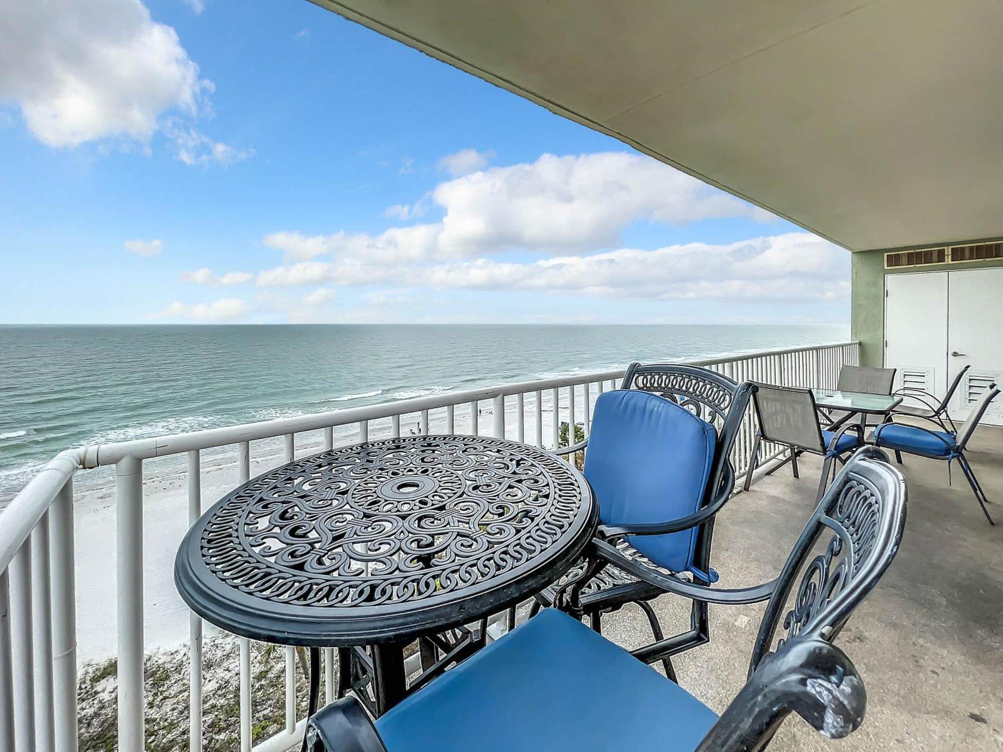 Oceanfront Sleeps 6 Walk To Pool * Clearwater Beach