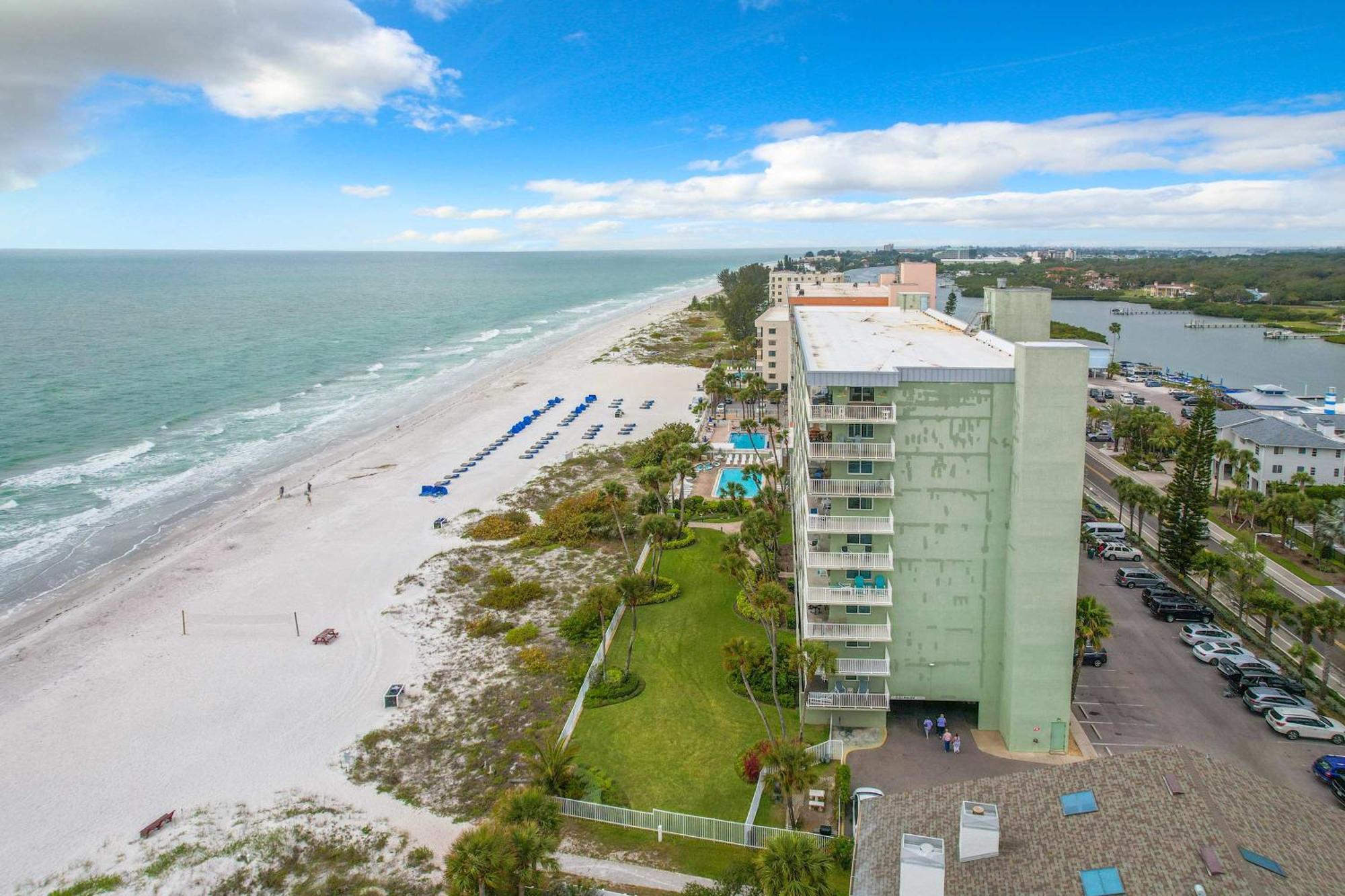 Oceanfront Sleeps 6 Walk To Pool