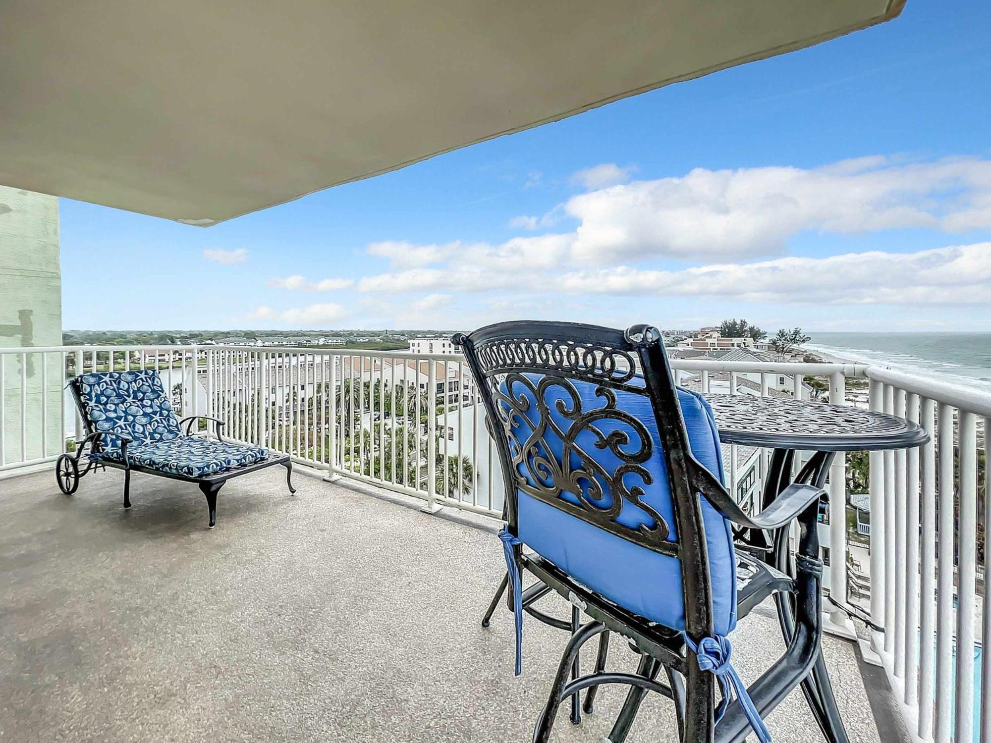 Oceanfront Sleeps 6 Walk To Pool Holiday home