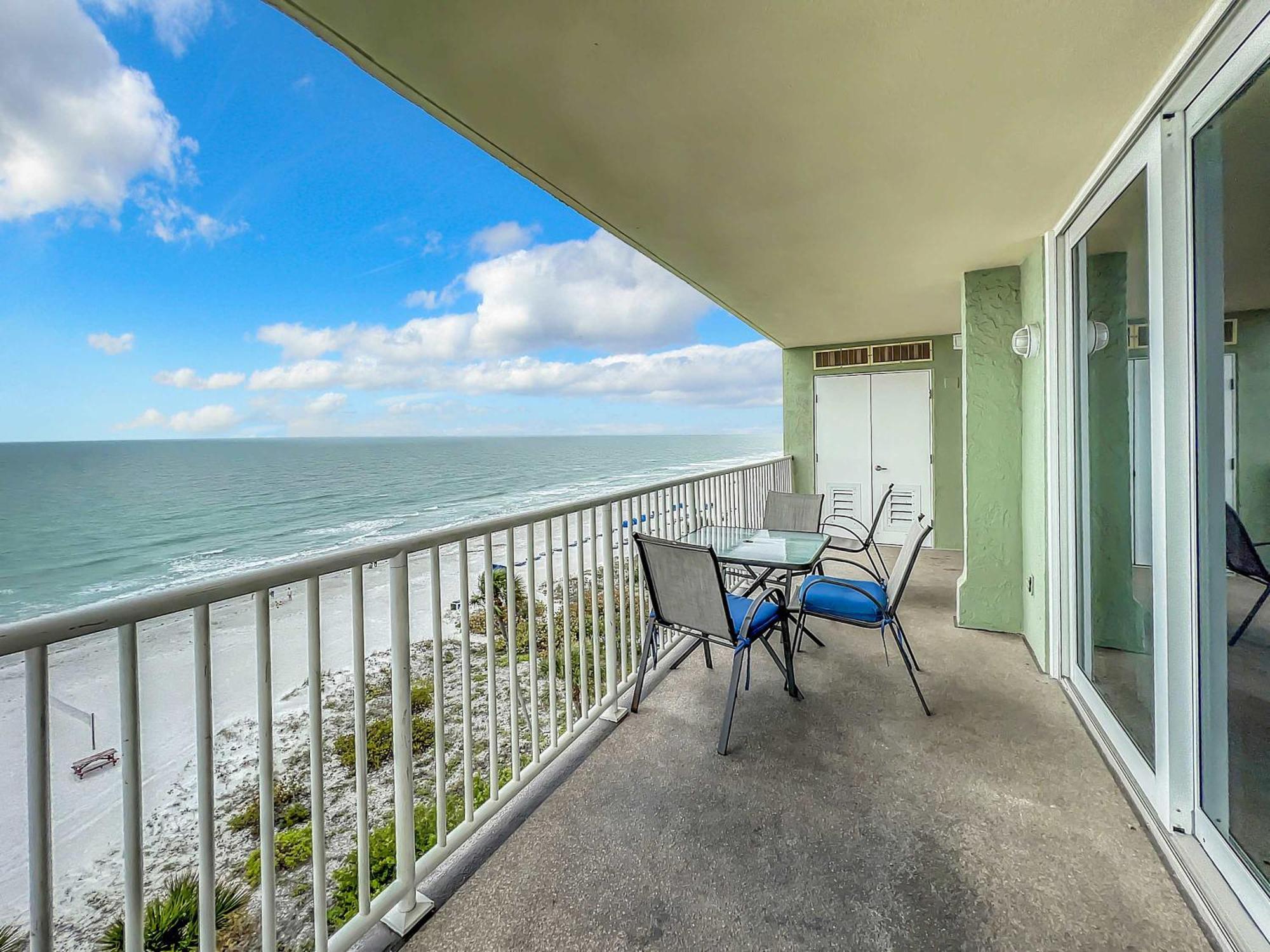 Oceanfront Sleeps 6 Walk To Pool Holiday home *