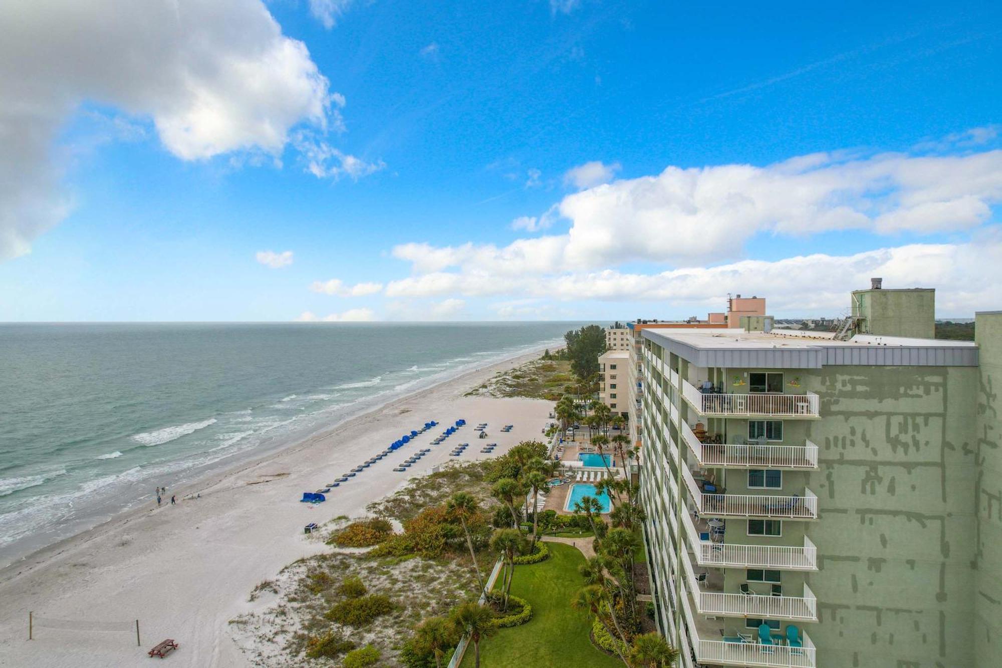 Oceanfront Sleeps 6 Walk To Pool Holiday home Clearwater Beach