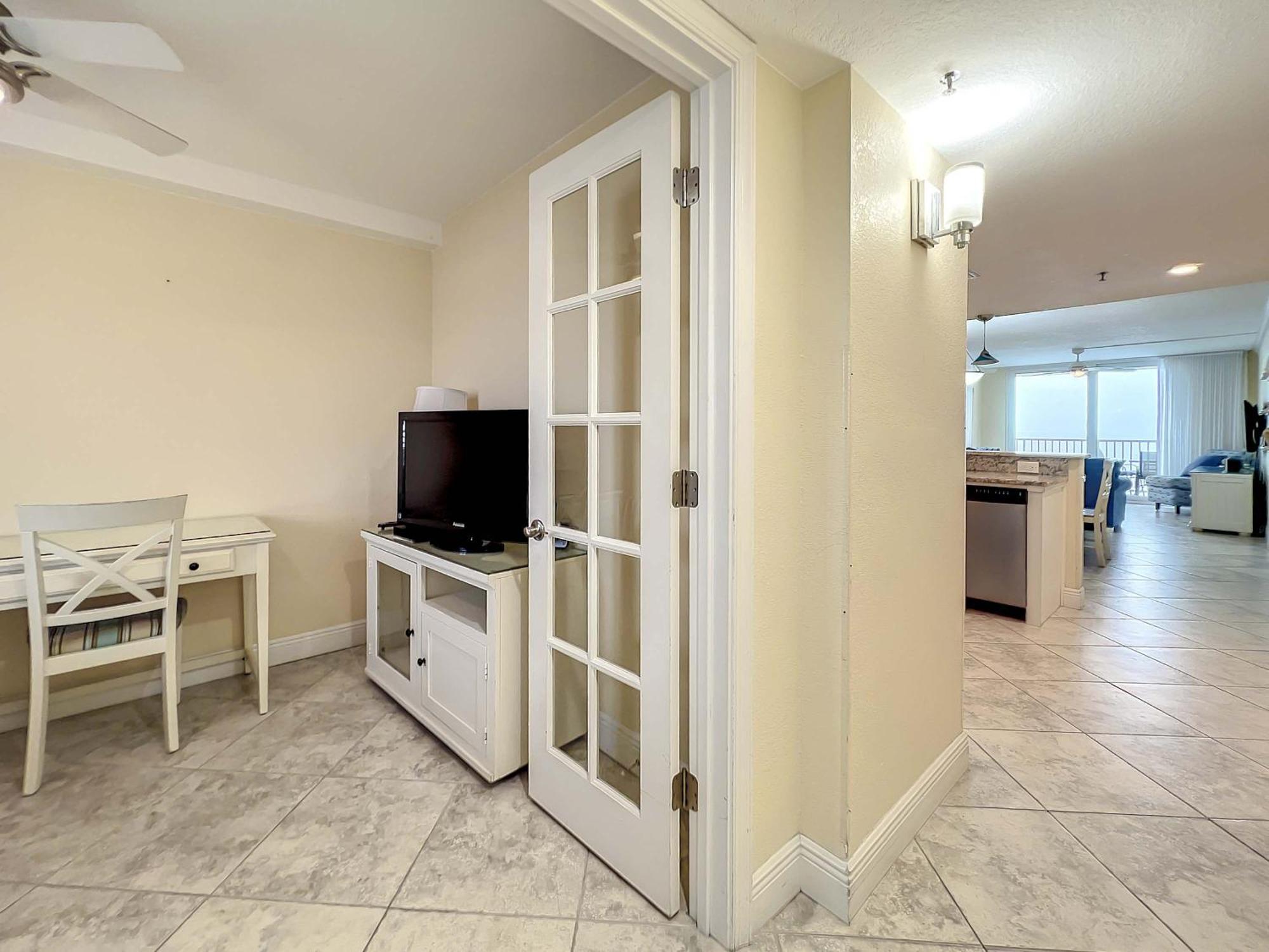 Oceanfront Sleeps 6 Walk To Pool *