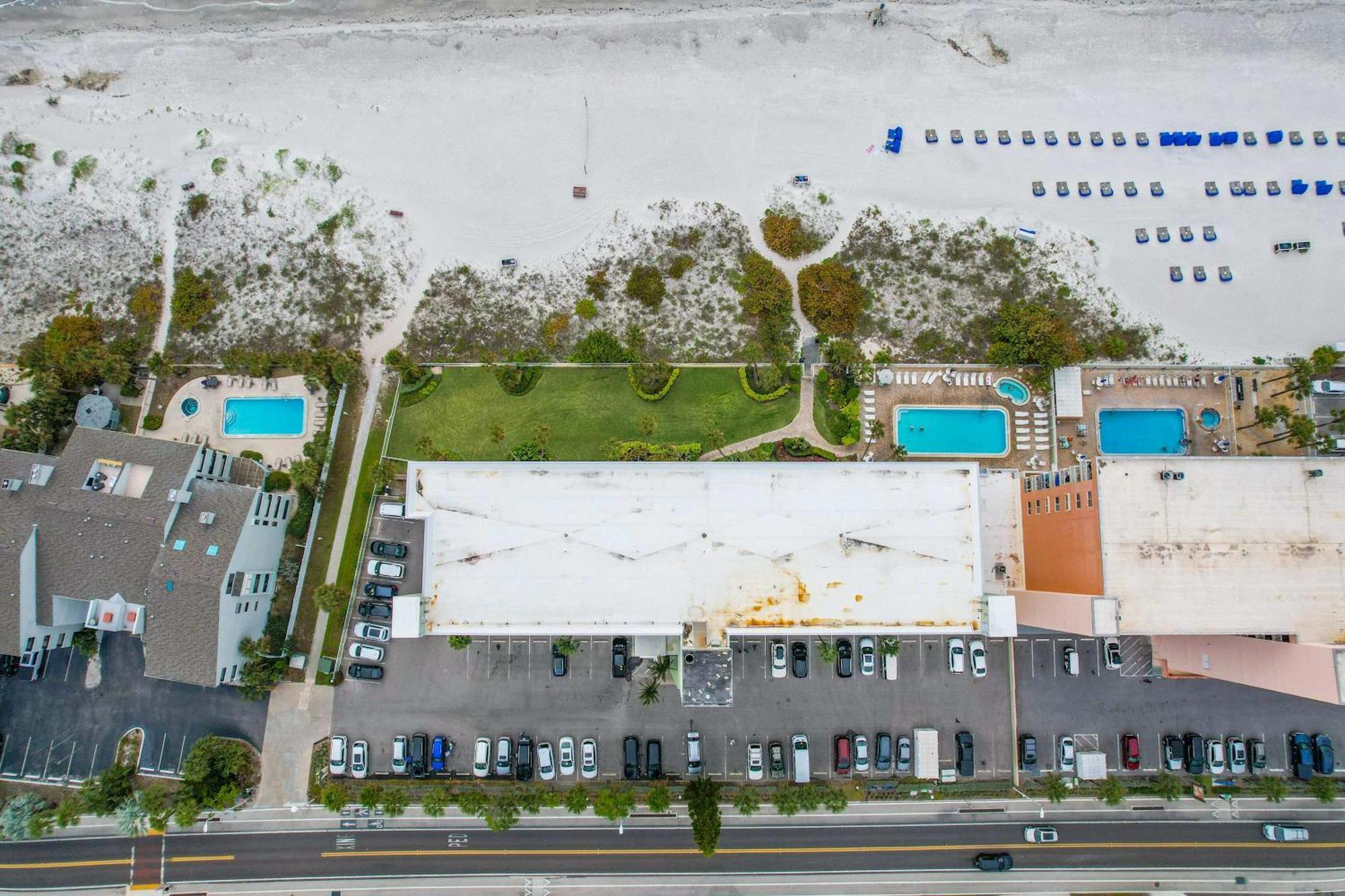 Oceanfront Sleeps 6 Walk To Pool * Clearwater Beach