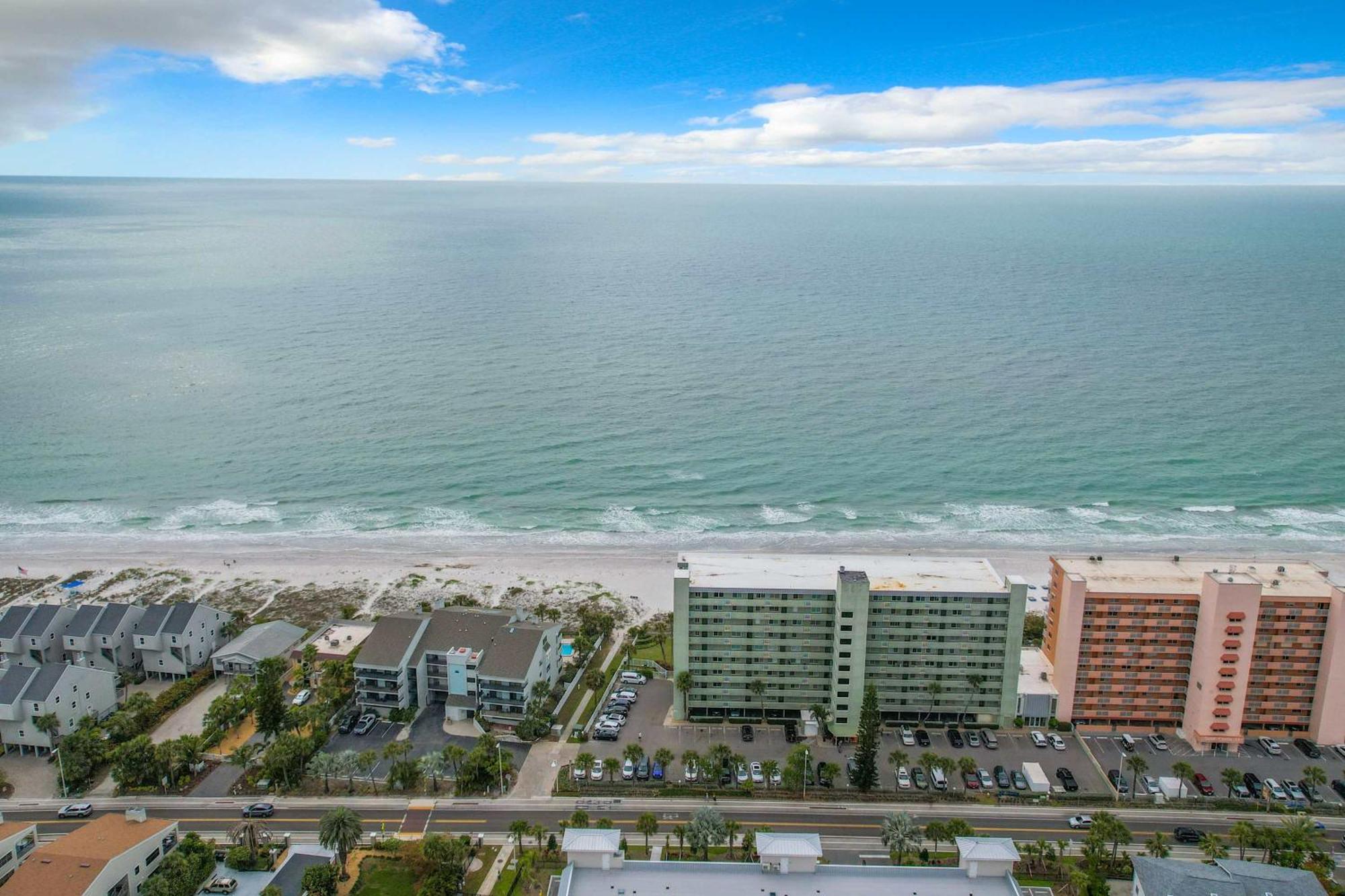 Oceanfront Sleeps 6 Walk To Pool Holiday home