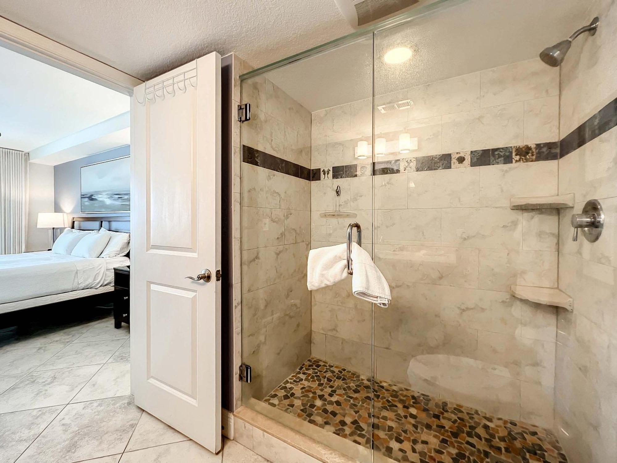 Oceanfront Sleeps 6 Walk To Pool *