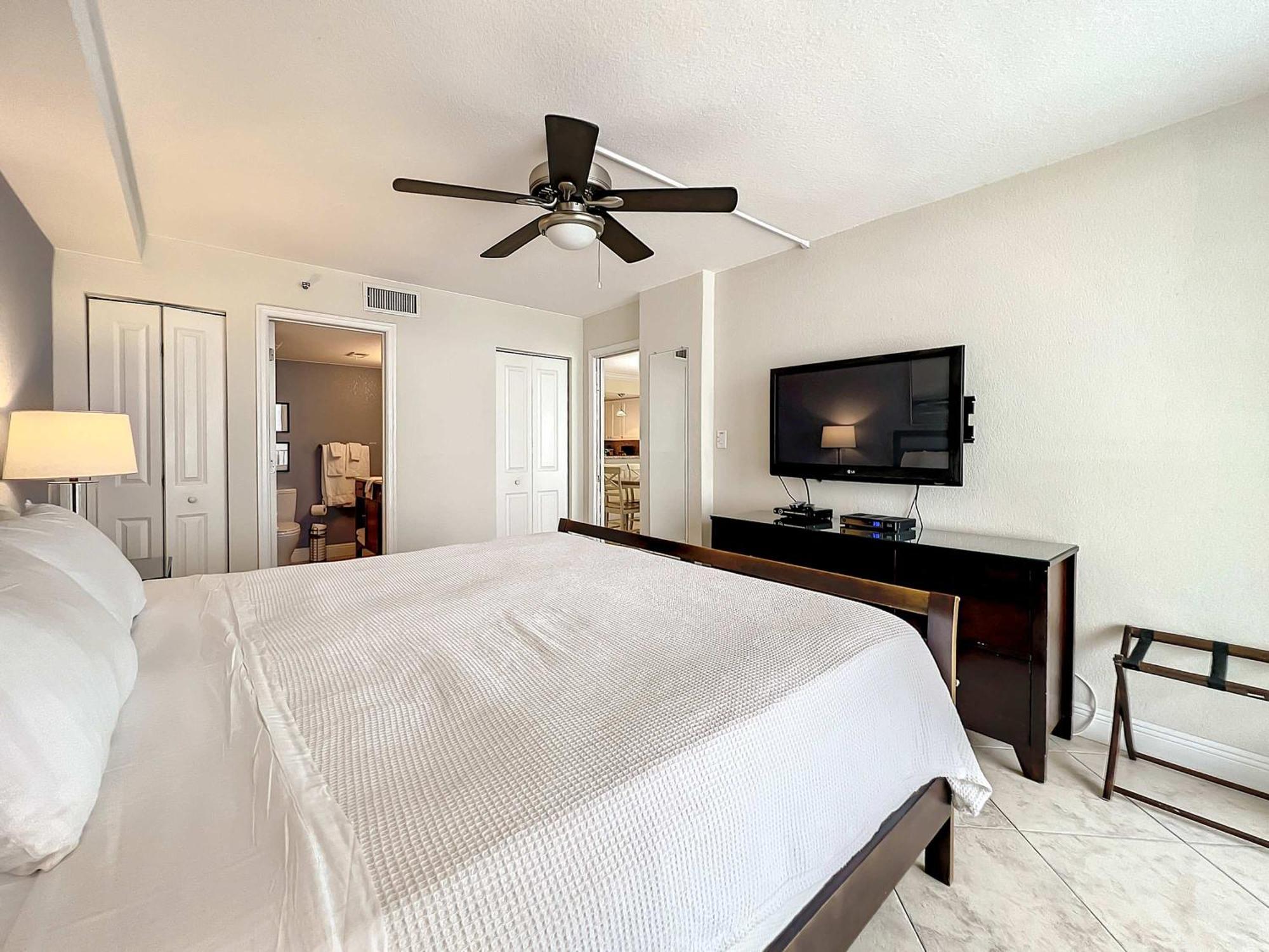 Oceanfront Sleeps 6 Walk To Pool *