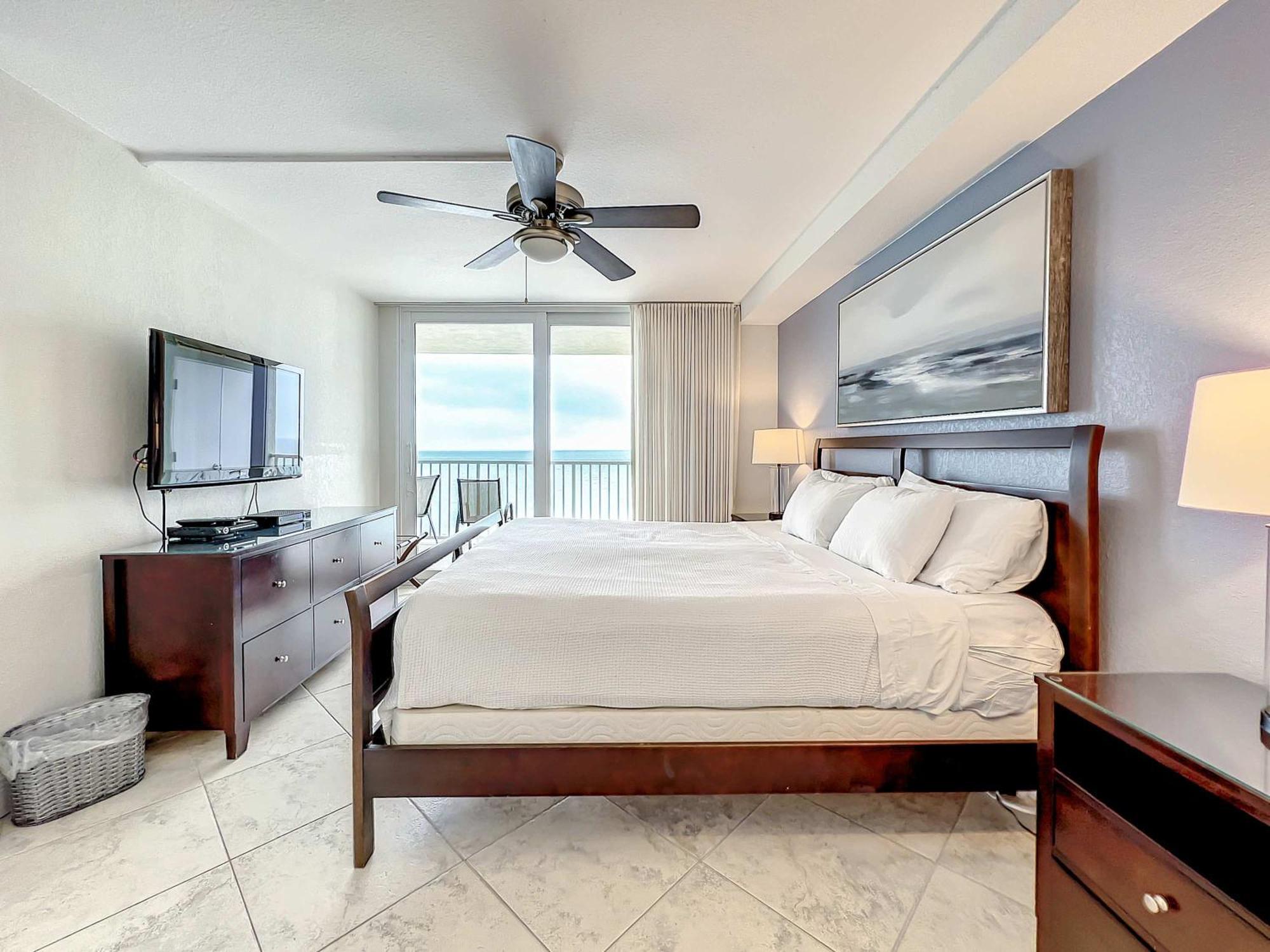 Oceanfront Sleeps 6 Walk To Pool Clearwater Beach