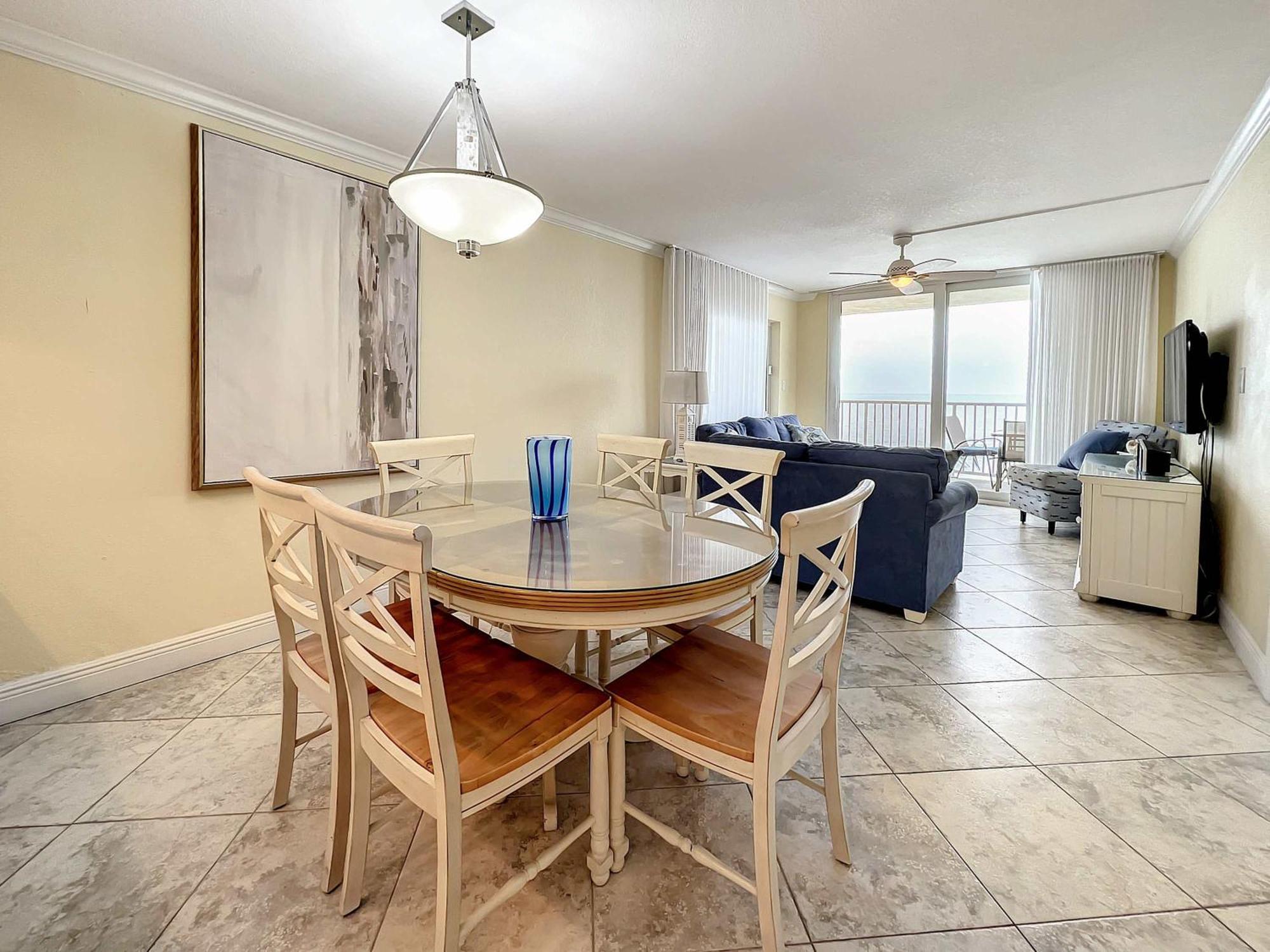 Oceanfront Sleeps 6 Walk To Pool Holiday home