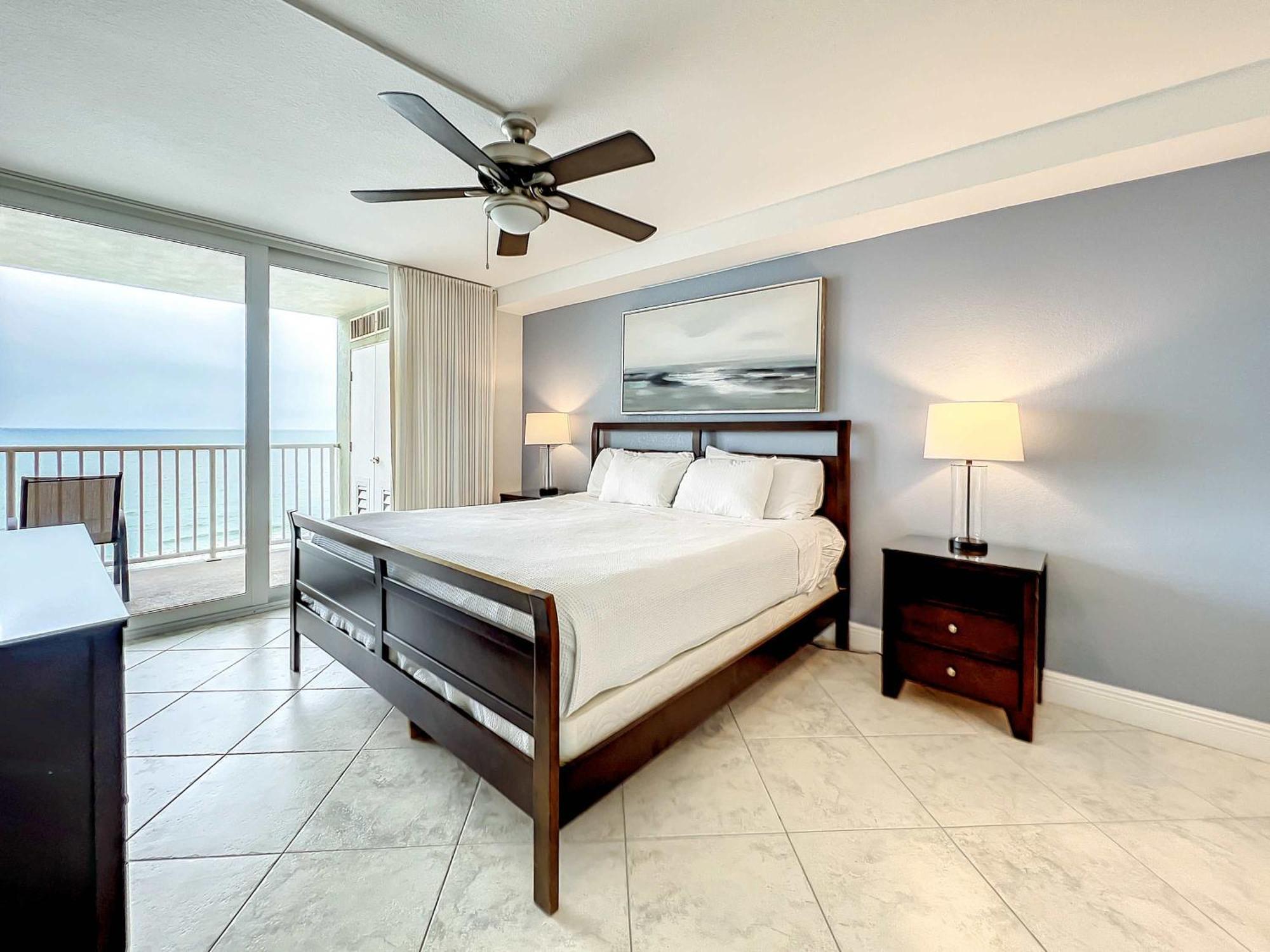 Oceanfront Sleeps 6 Walk To Pool Holiday home Clearwater Beach