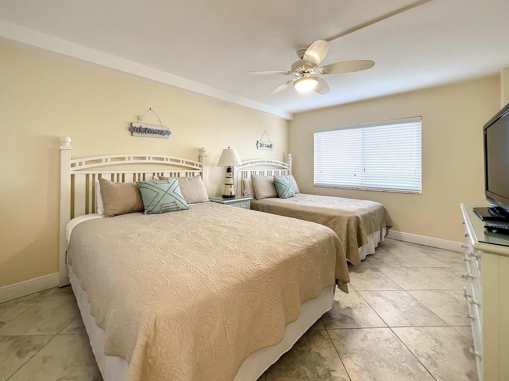 Oceanfront Sleeps 6 Walk To Pool