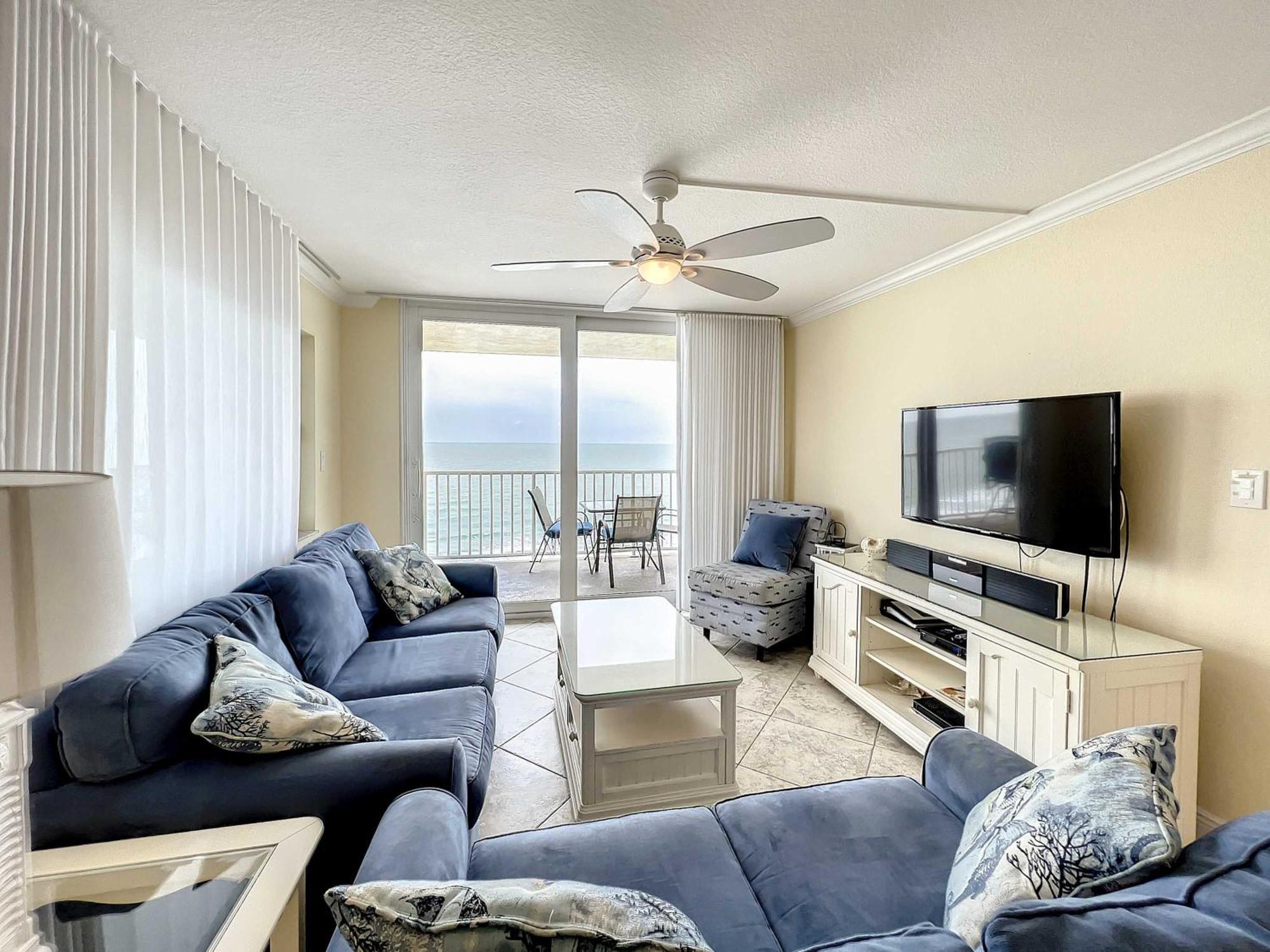 Oceanfront Sleeps 6 Walk To Pool Holiday home *