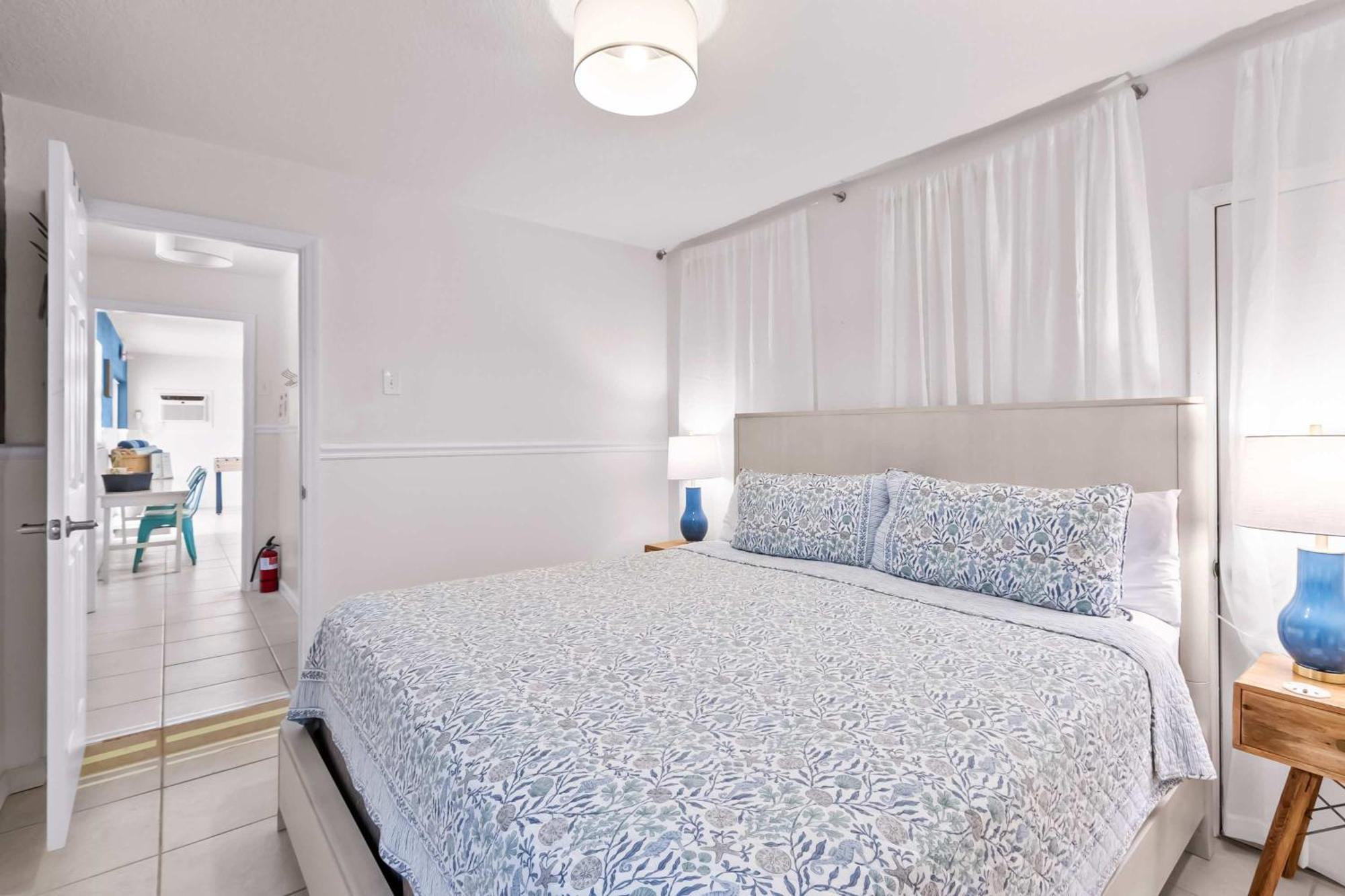 Stunning Waterfront Pool Walk To & Restaurants Large Private Pool Clearwater Beach