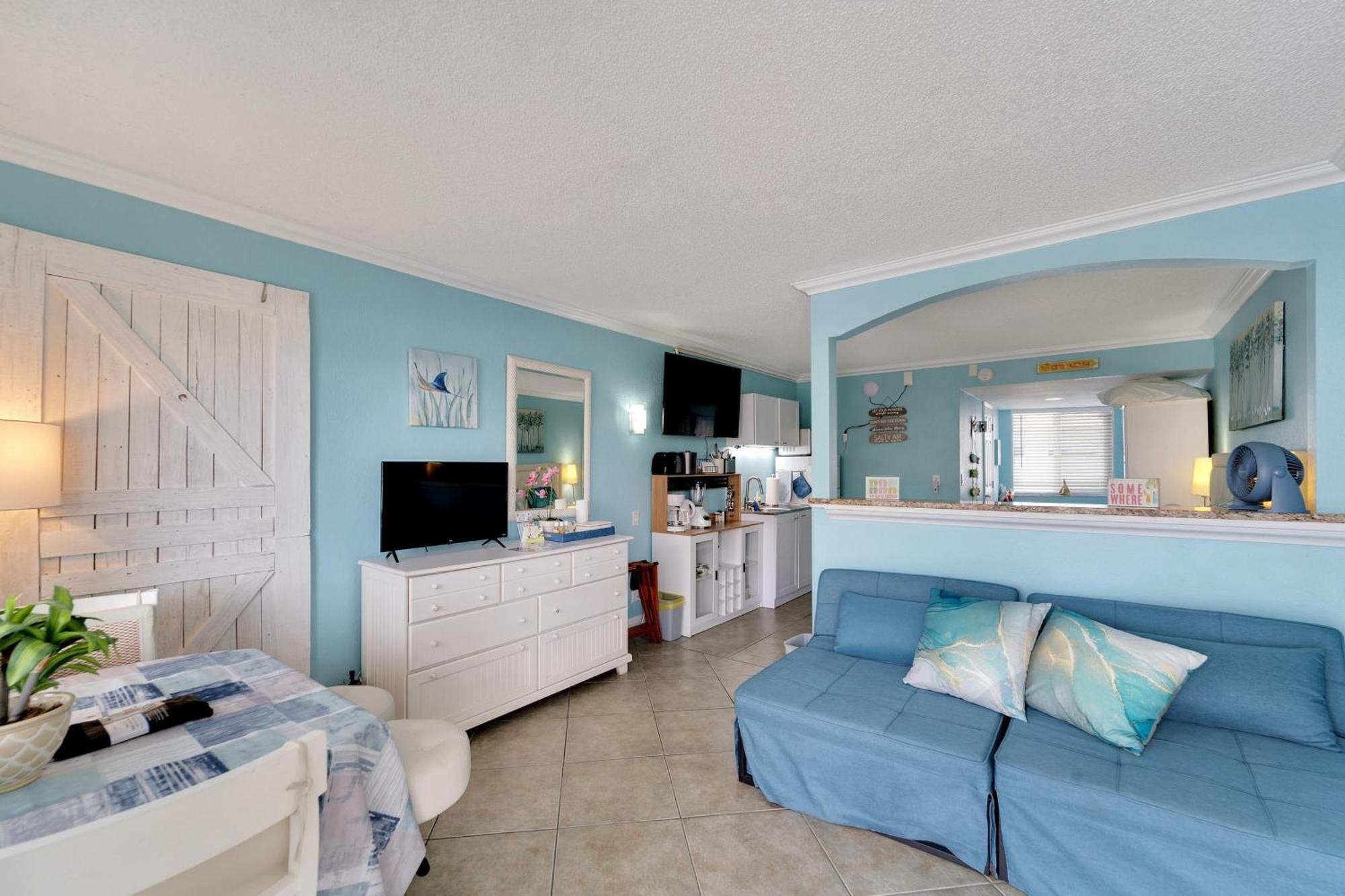 445 S Gulfview Blvd Unit 412 Holiday home