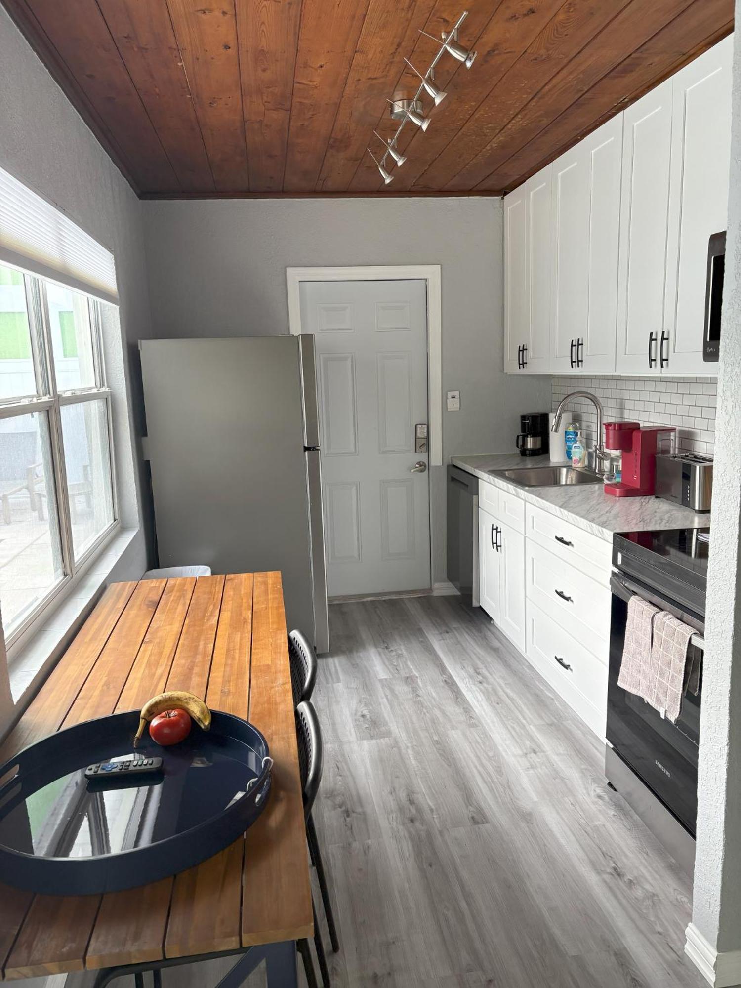 Cheerful 7 Bdrm With Private Pool One Block From Holiday home *