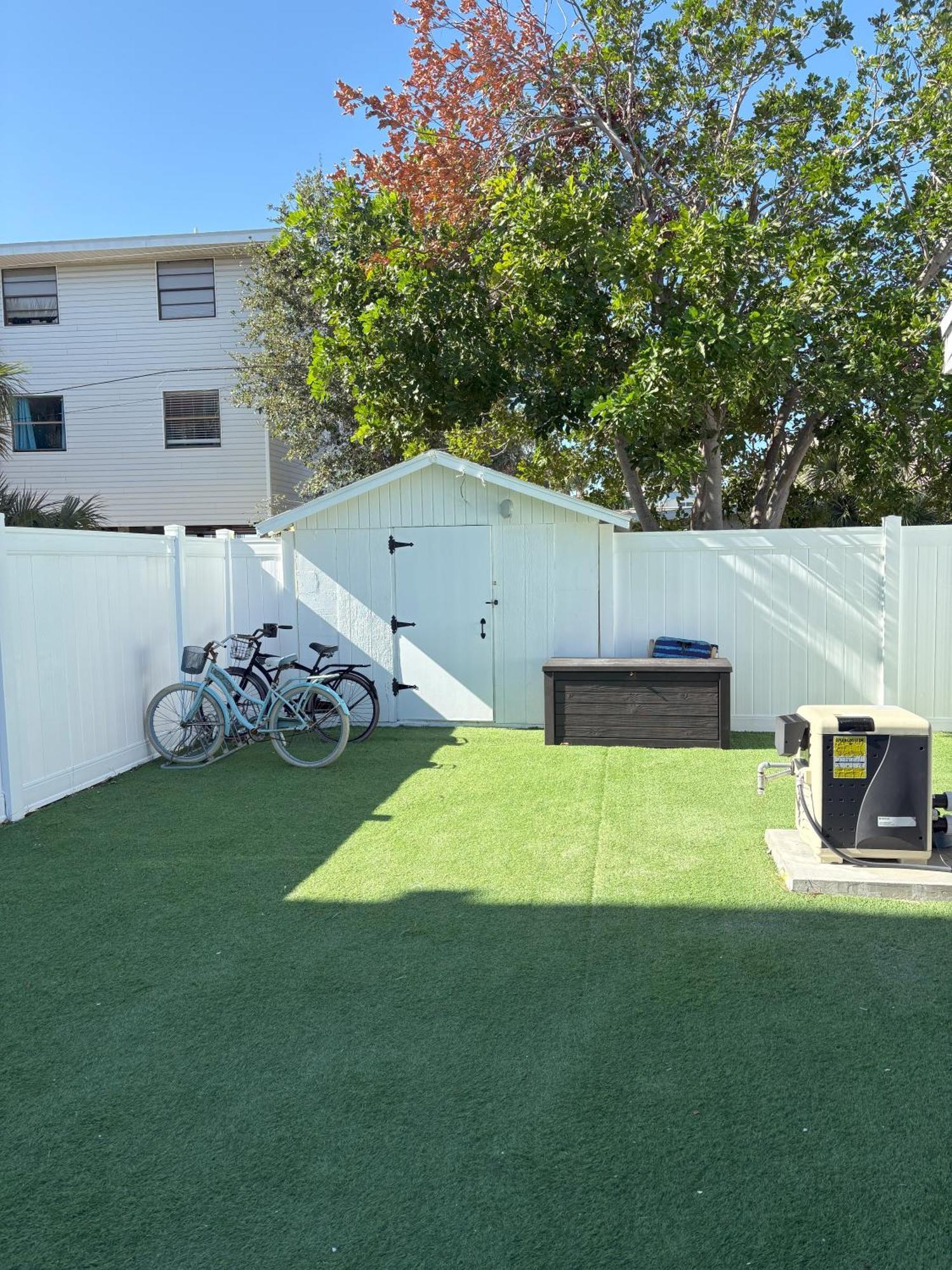 Cheerful 7 Bdrm With Private Pool One Block From Holiday home