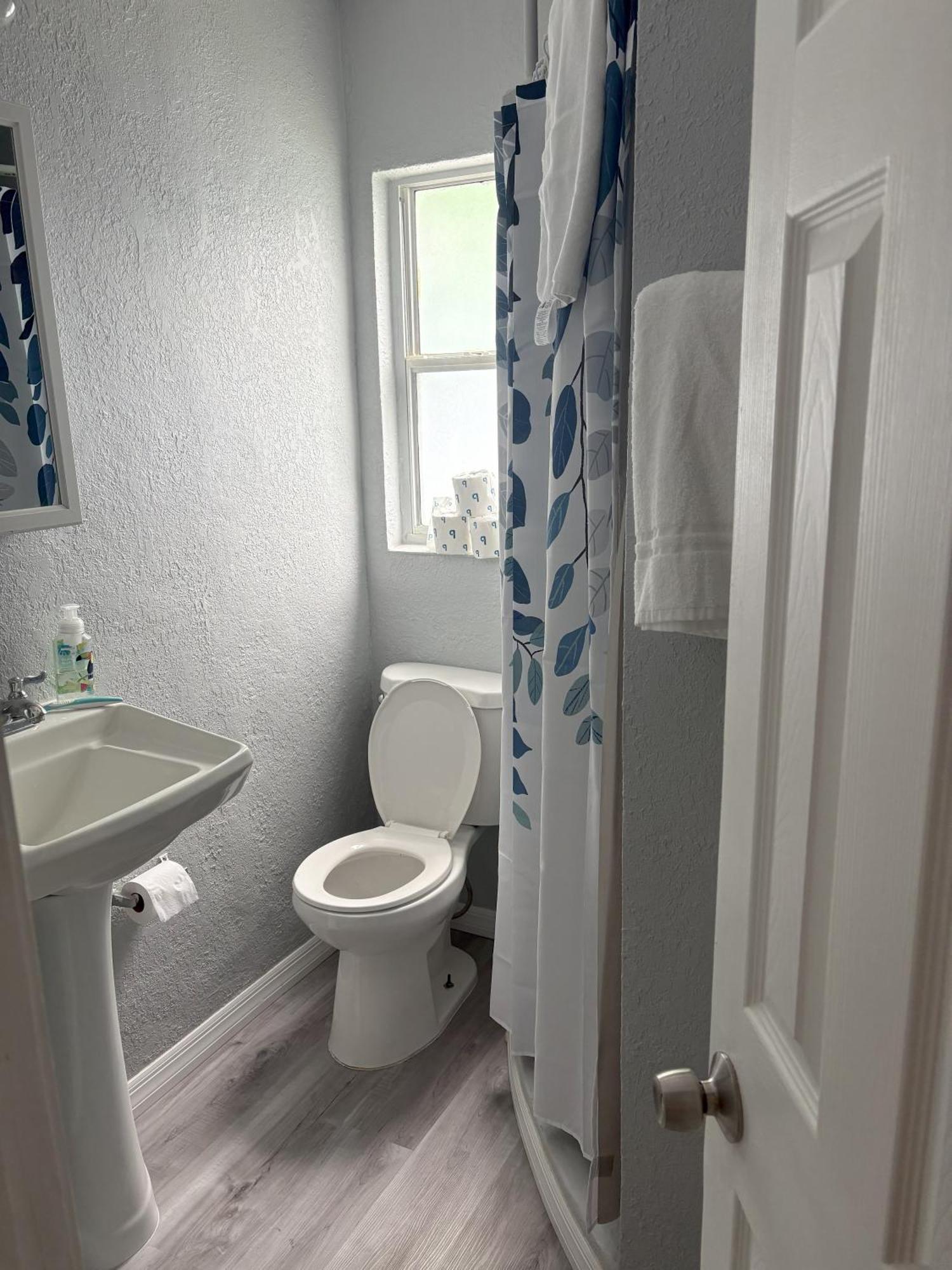 Holiday home Cheerful 7 Bdrm With Private Pool One Block From *
