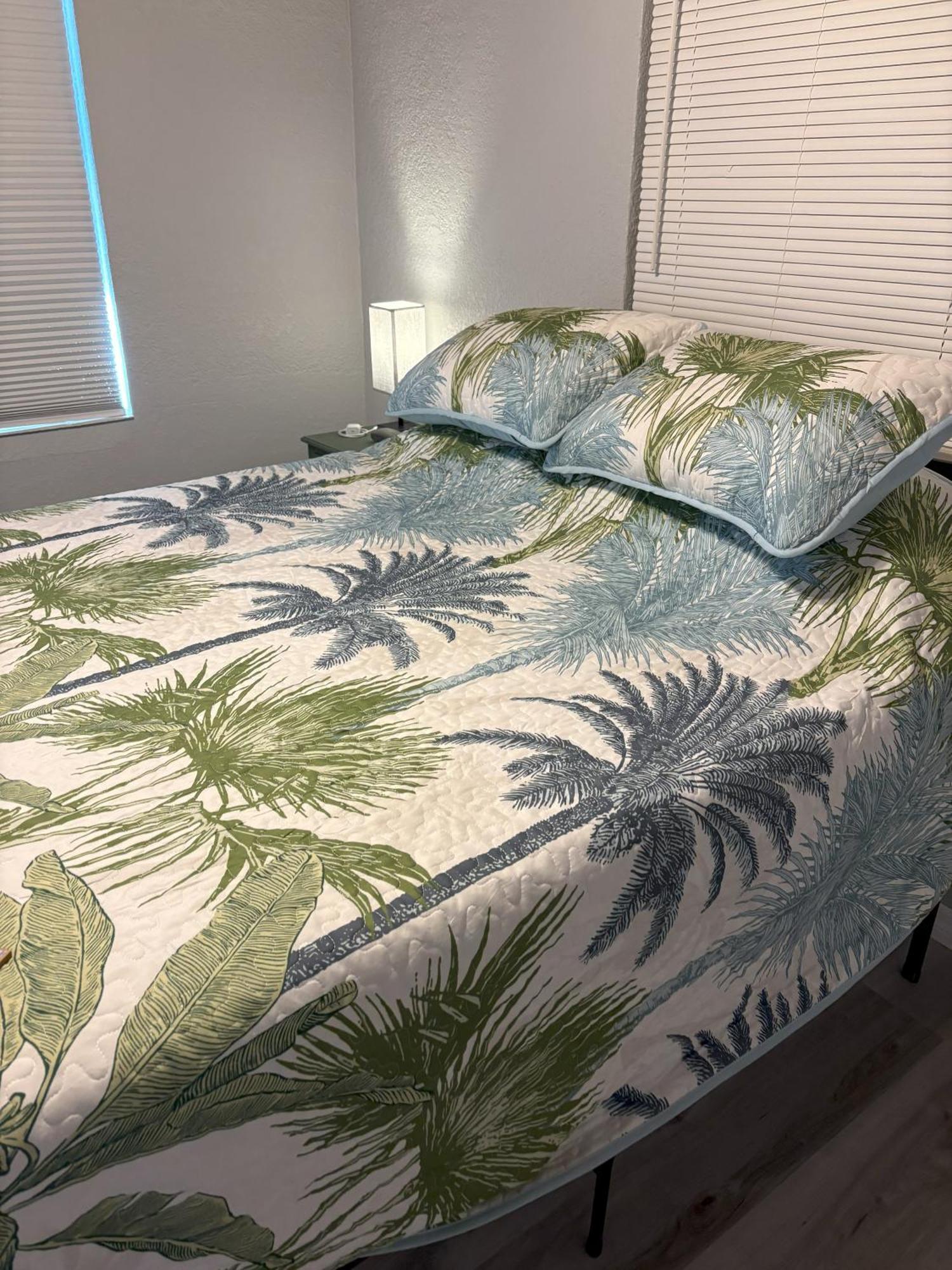 Cheerful 7 Bdrm With Private Pool One Block From *