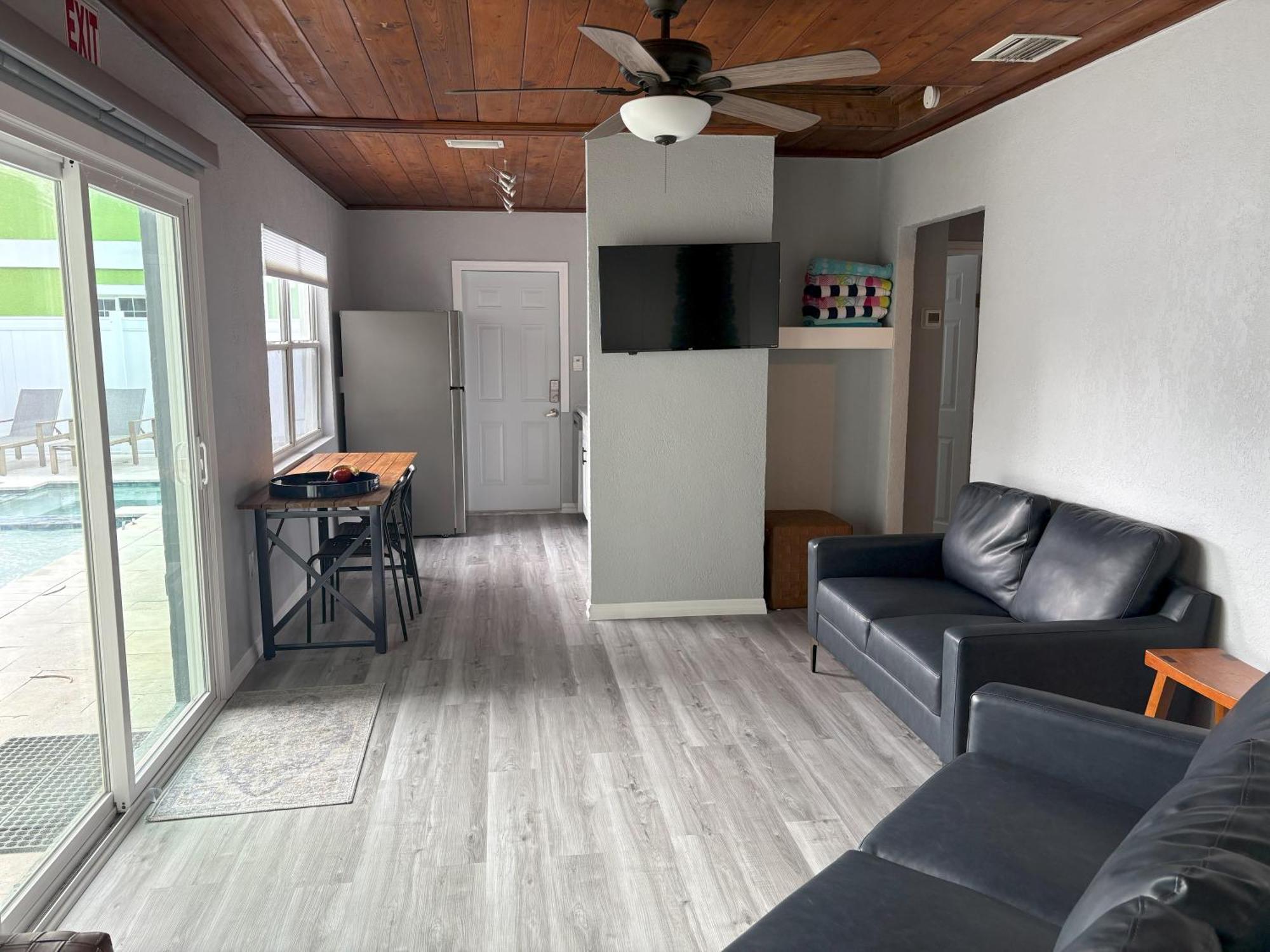 Cheerful 7 Bdrm With Private Pool One Block From
