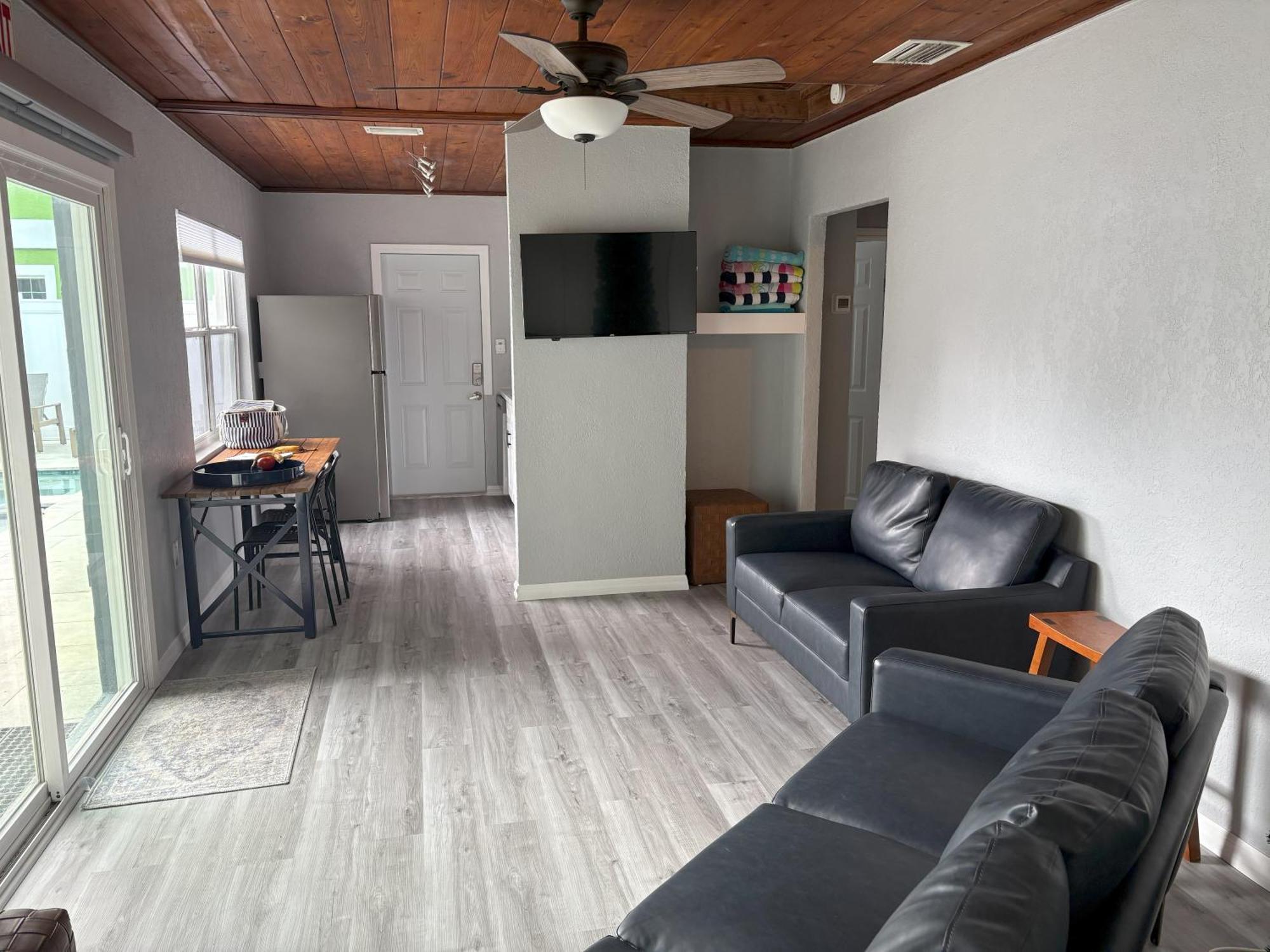 Cheerful 7 Bdrm With Private Pool One Block From Holiday home *