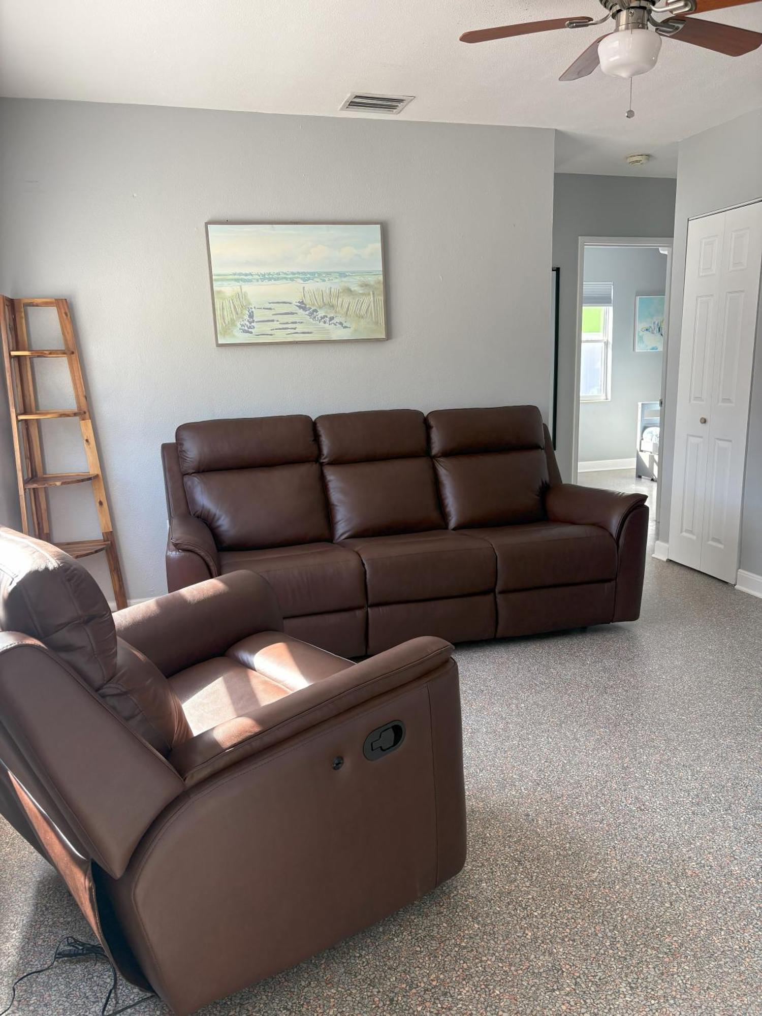Holiday home Cheerful 7 Bdrm With Private Pool One Block From *