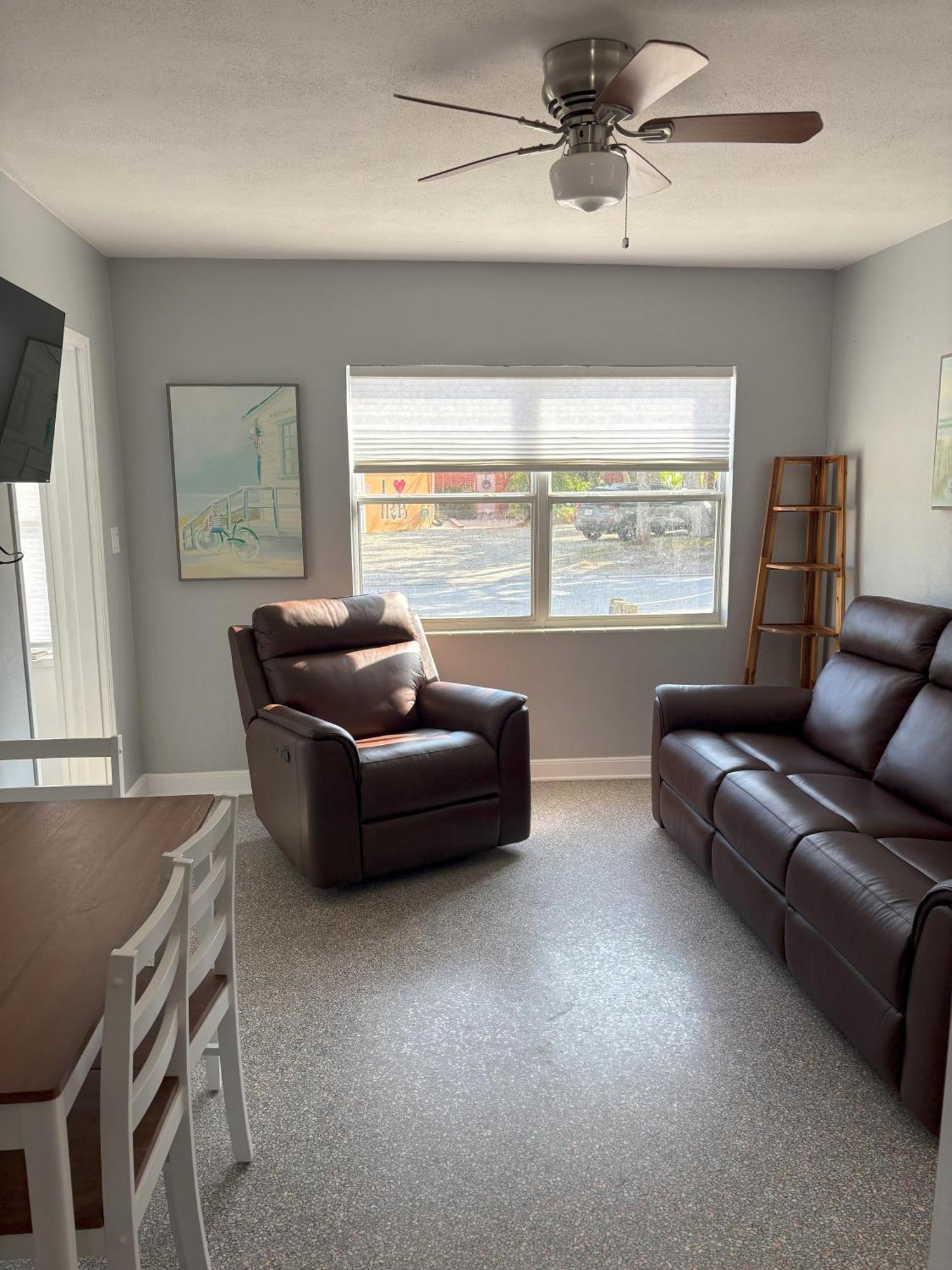 Cheerful 7 Bdrm With Private Pool One Block From Holiday home *