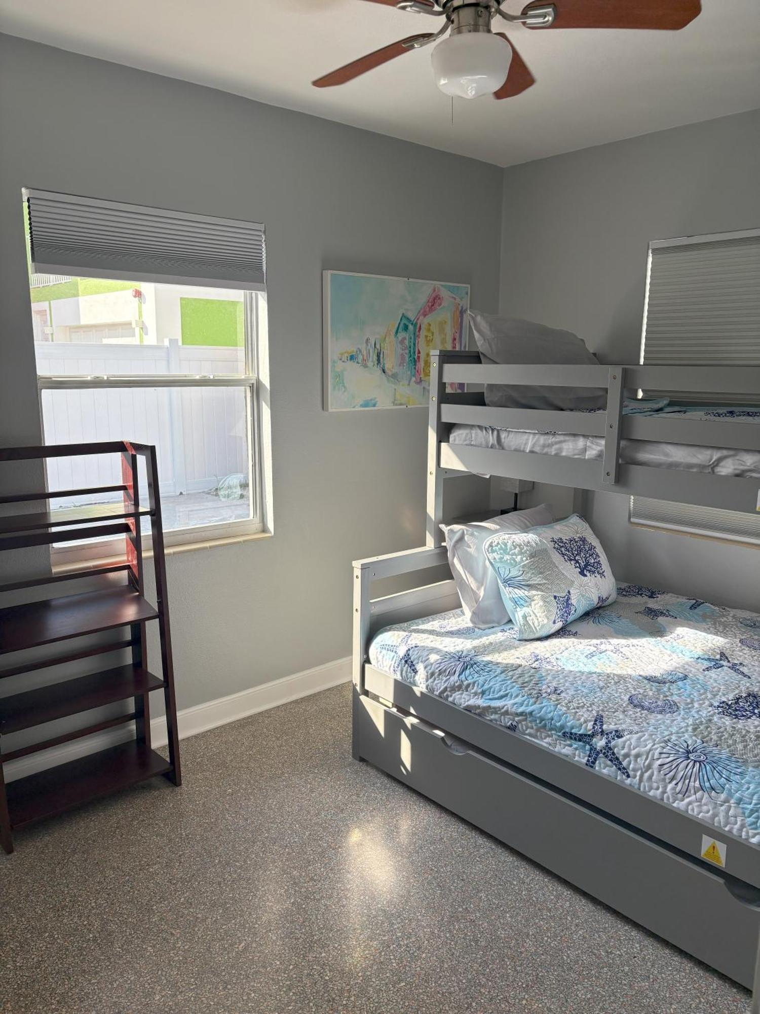 Cheerful 7 Bdrm With Private Pool One Block From Holiday home Clearwater Beach