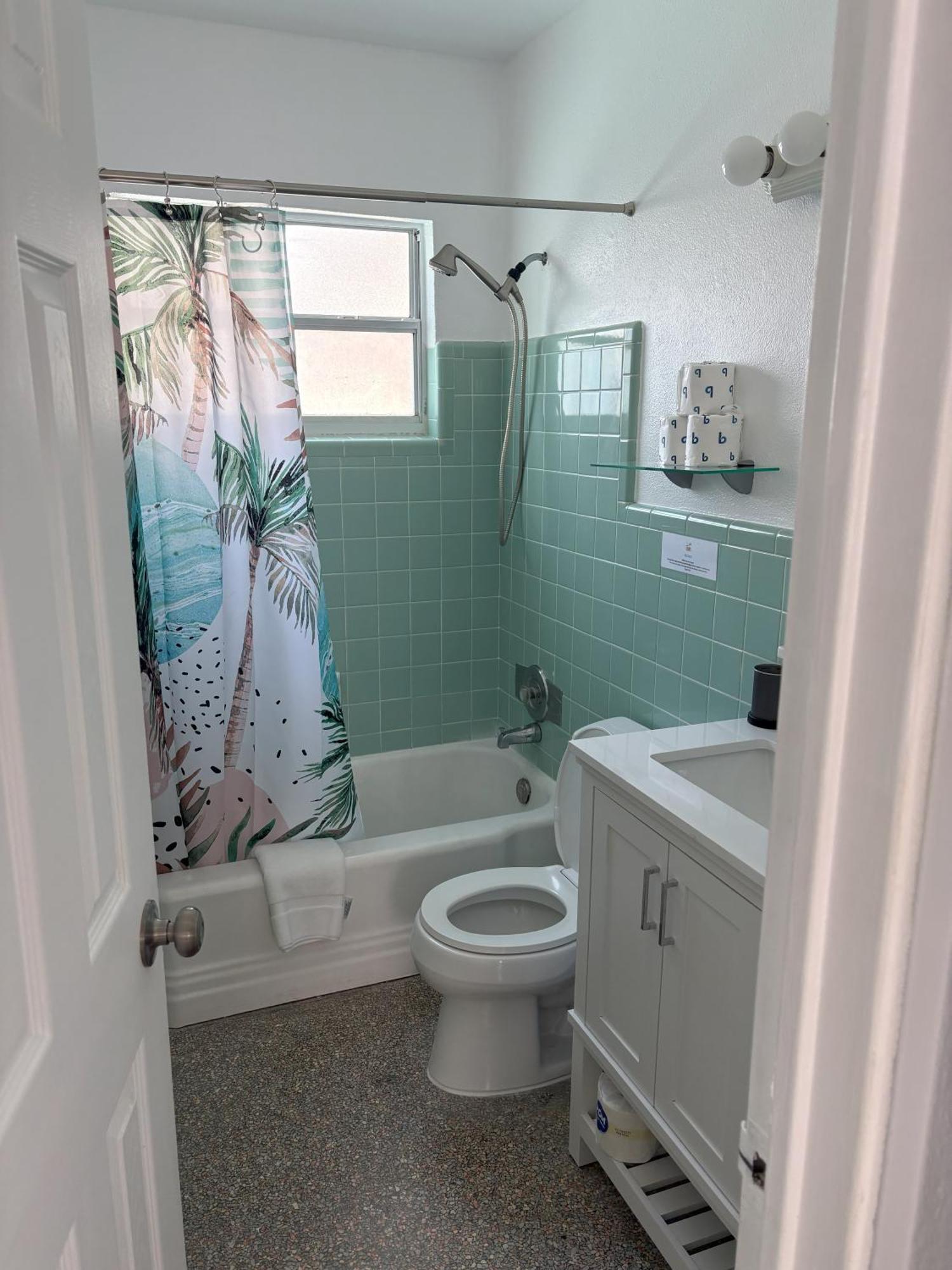 Holiday home Cheerful 7 Bdrm With Private Pool One Block From Clearwater Beach