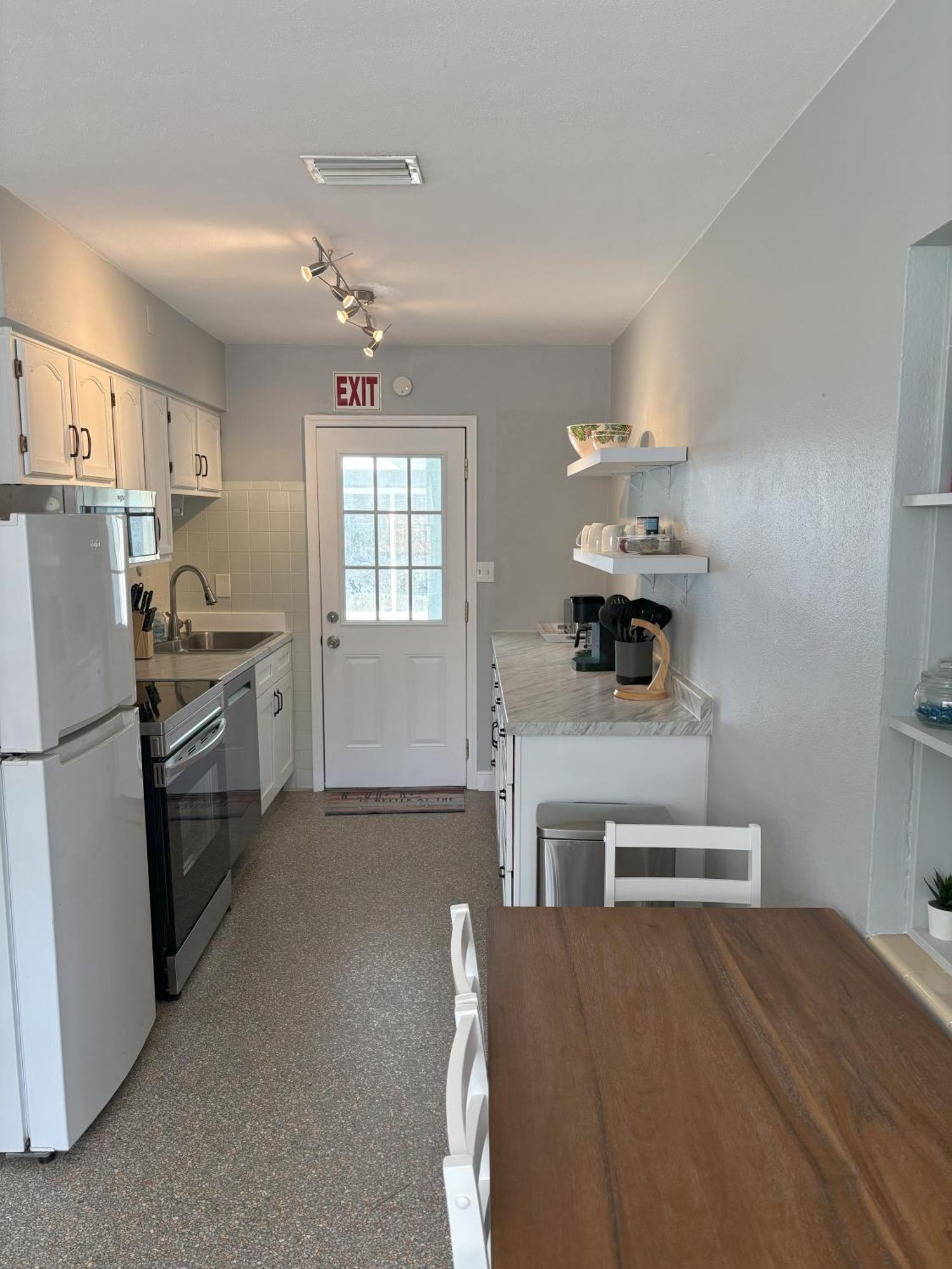 Cheerful 7 Bdrm With Private Pool One Block From Holiday home *