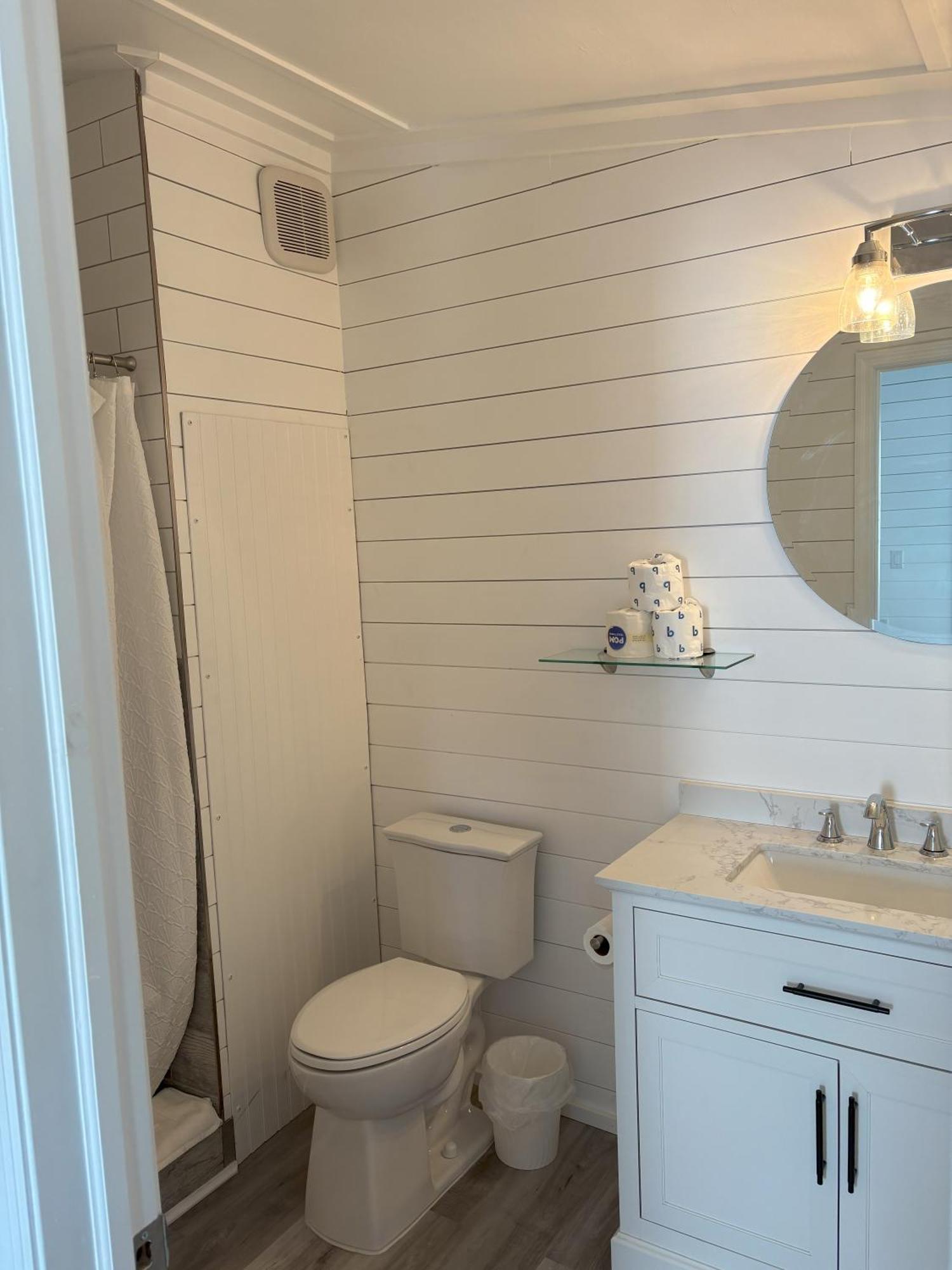Cheerful 7 Bdrm With Private Pool One Block From Holiday home *