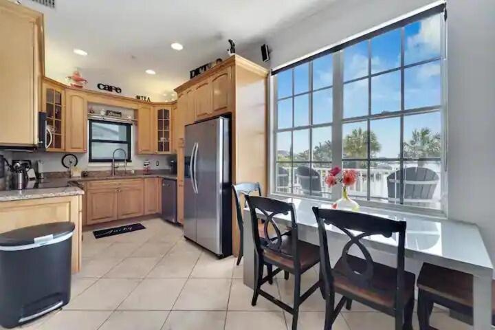 Holiday home Calm Waters Oasis - Dolphin Watch & Pool Access *