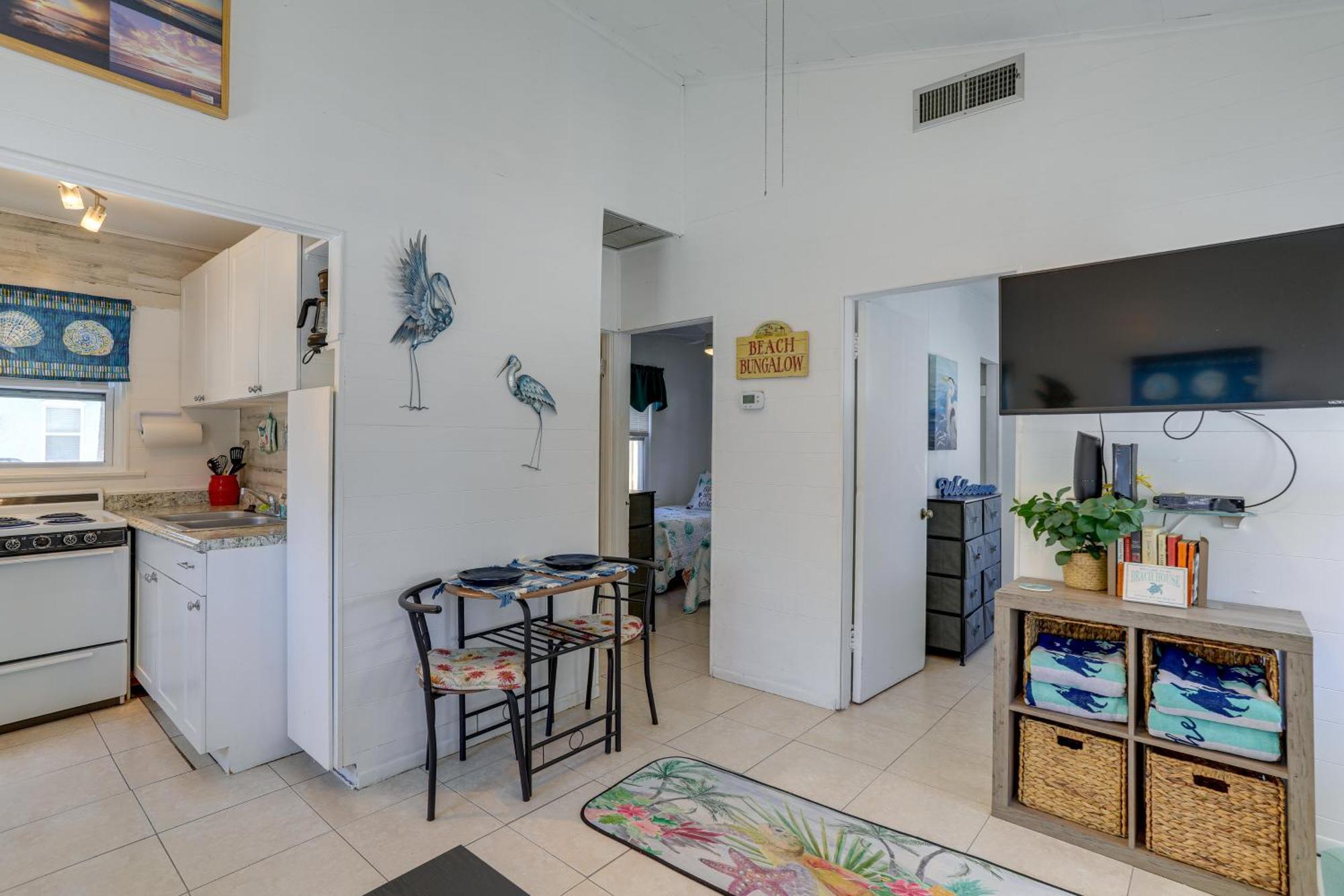 Cozy Indian Rocks Steps To Seawall!